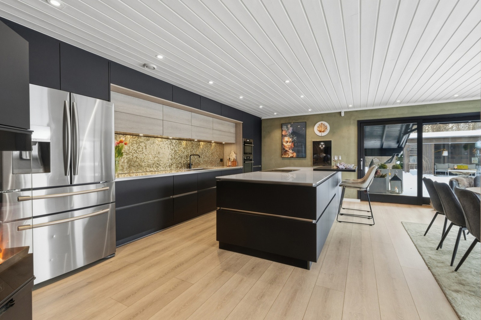 Nyere kjøkkeninnredning med stor kokeøy Galleribilde