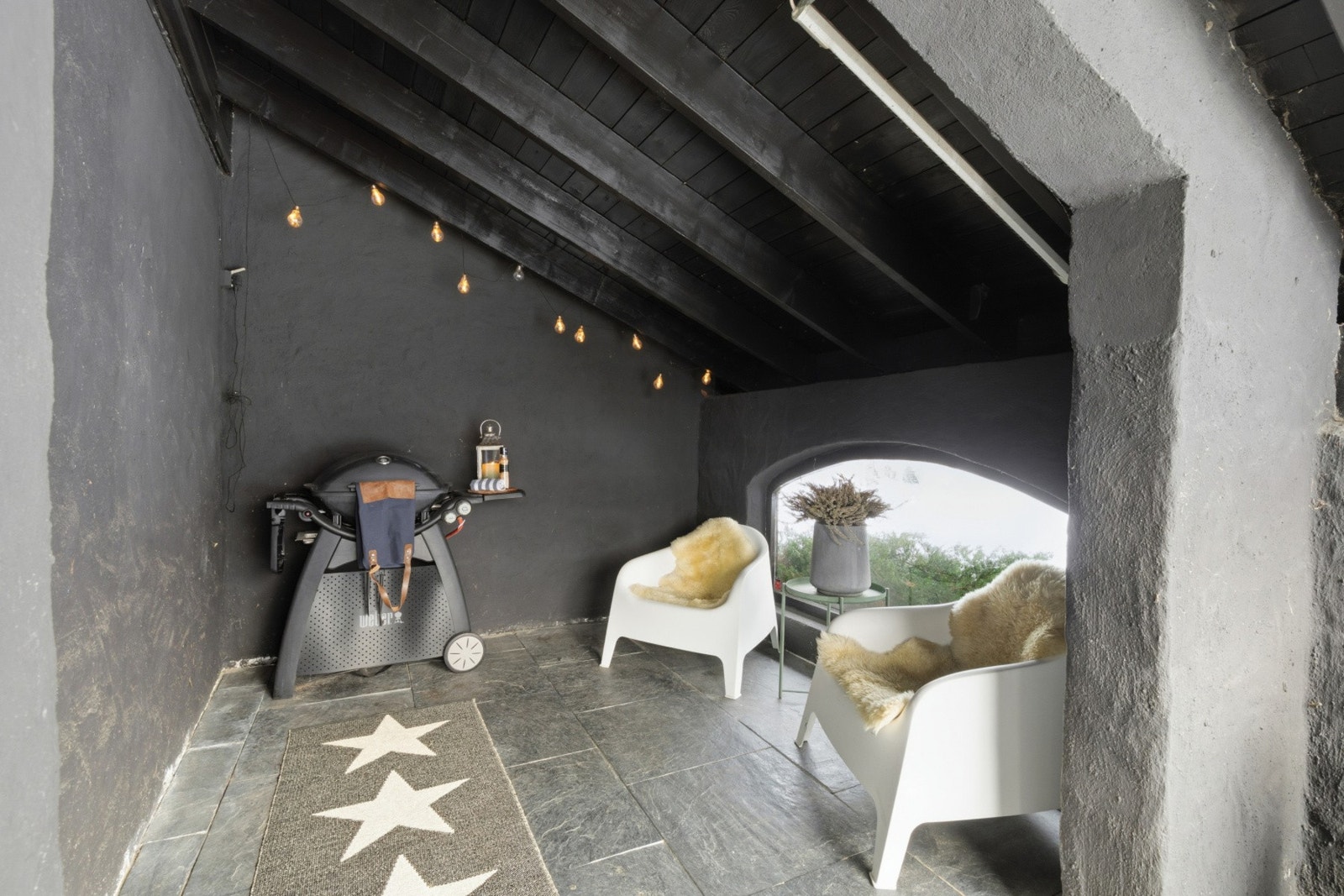 Overbygget terrasse like utenfor kjøkkenet Galleribilde