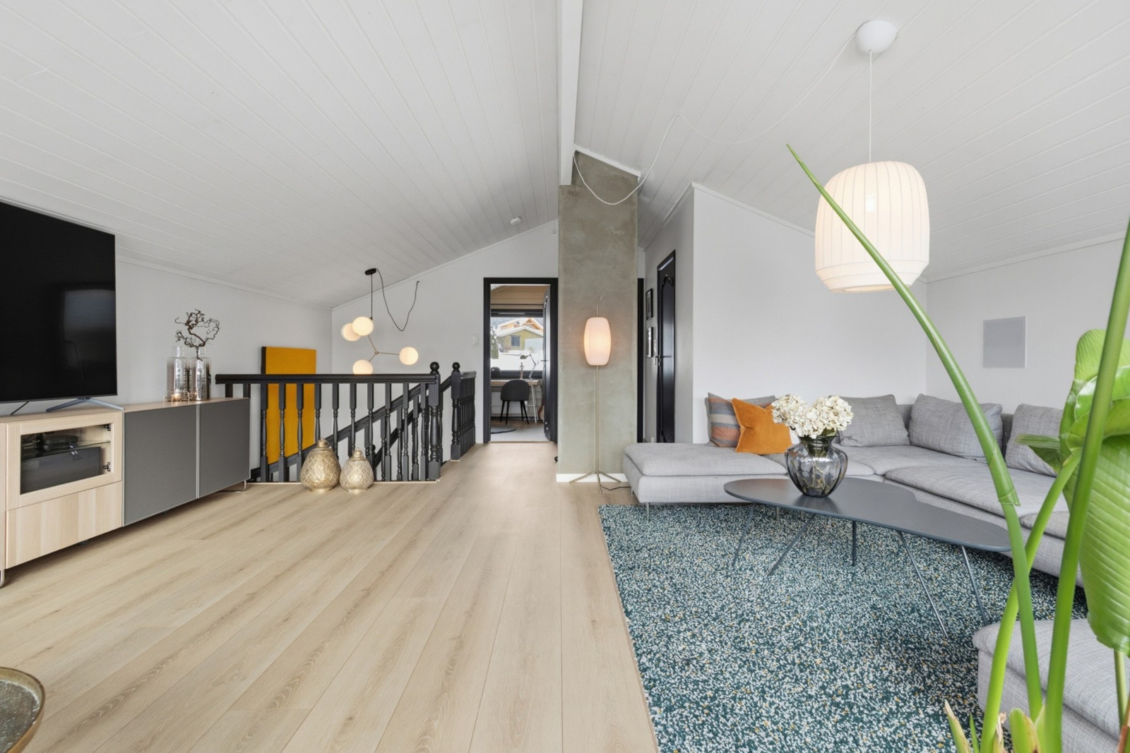 Stuen er romslig og har adkomst til 2 soverom og bad/wc Galleribilde