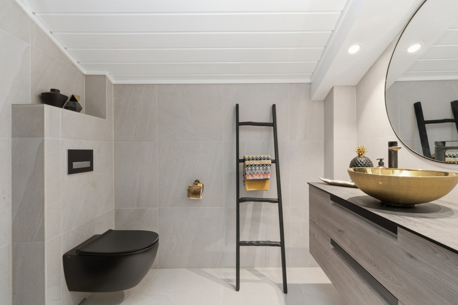 Nyere lekkert bad/wc med varmekabler Galleribilde