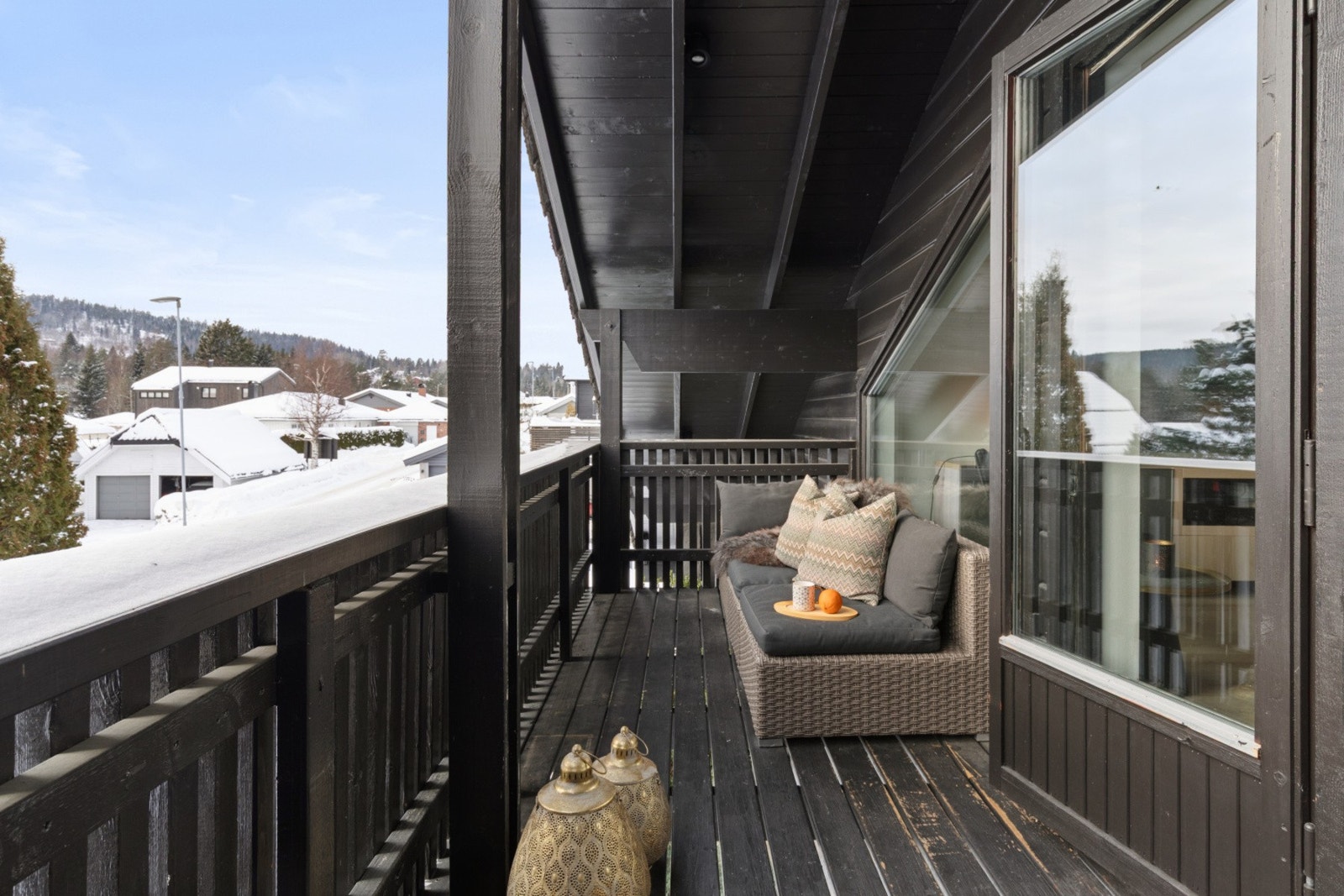 Sørvestvendt solrik balkong utenfor stuen Galleribilde