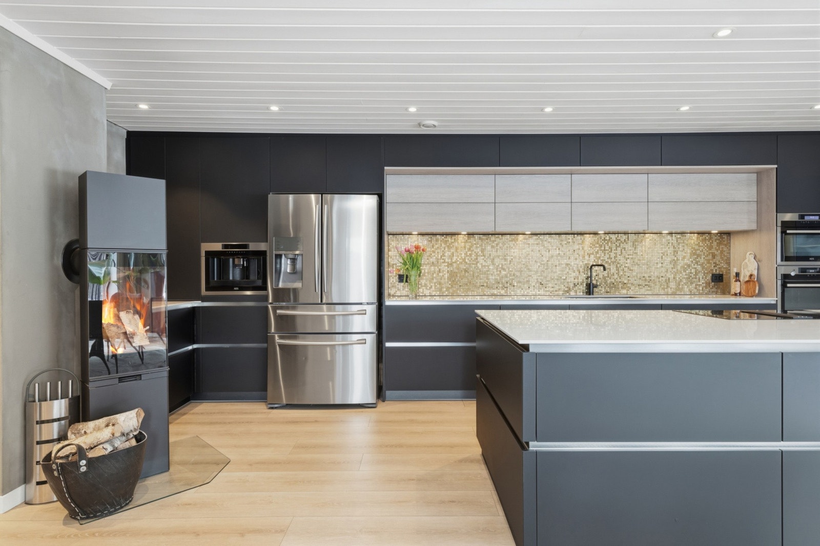 Nyere peisovn i kjøkken Galleribilde