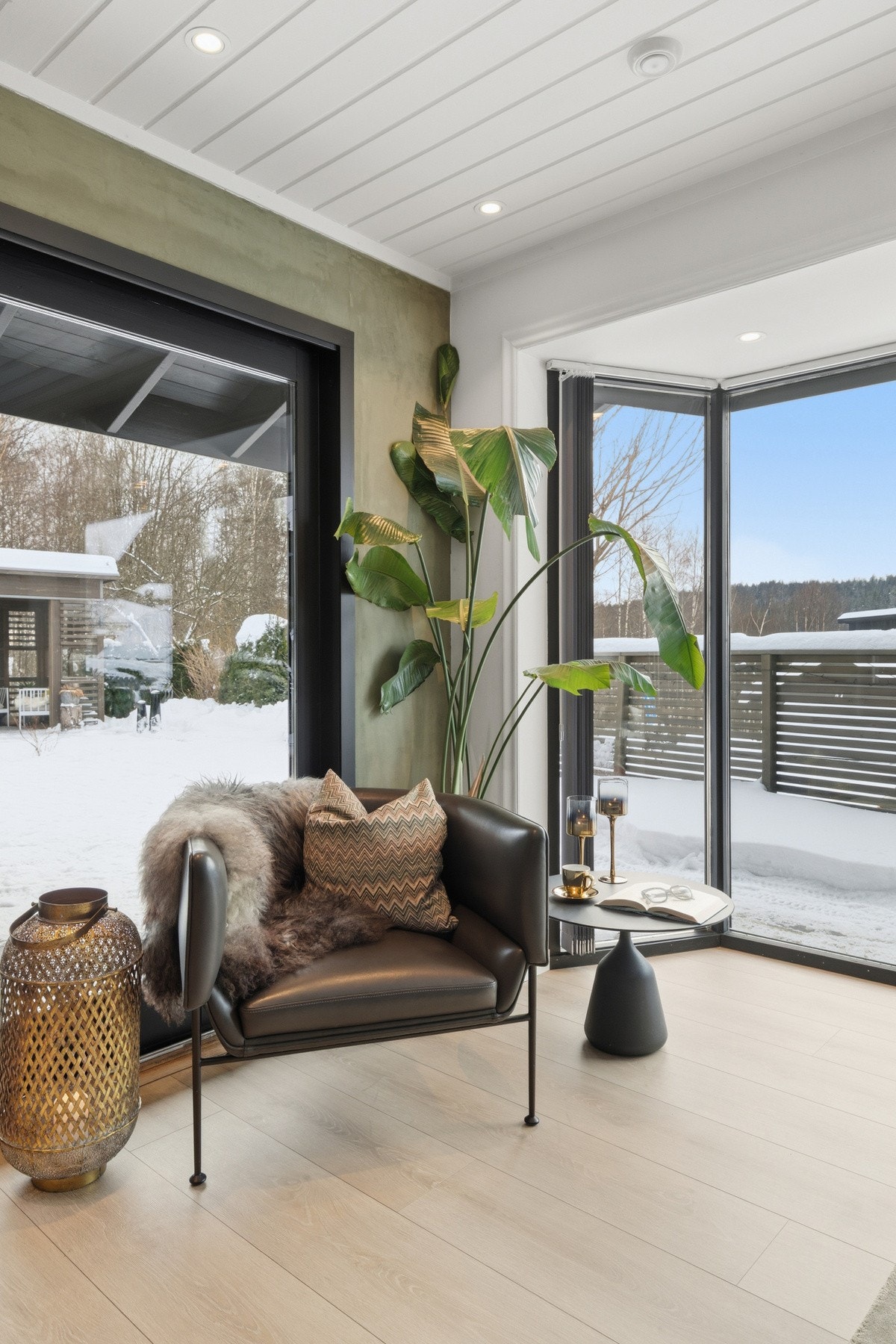 Store vindusflater i kjøkkenet | kjøkkenet utgang til delvis overbygget terrasse og hage Galleribilde