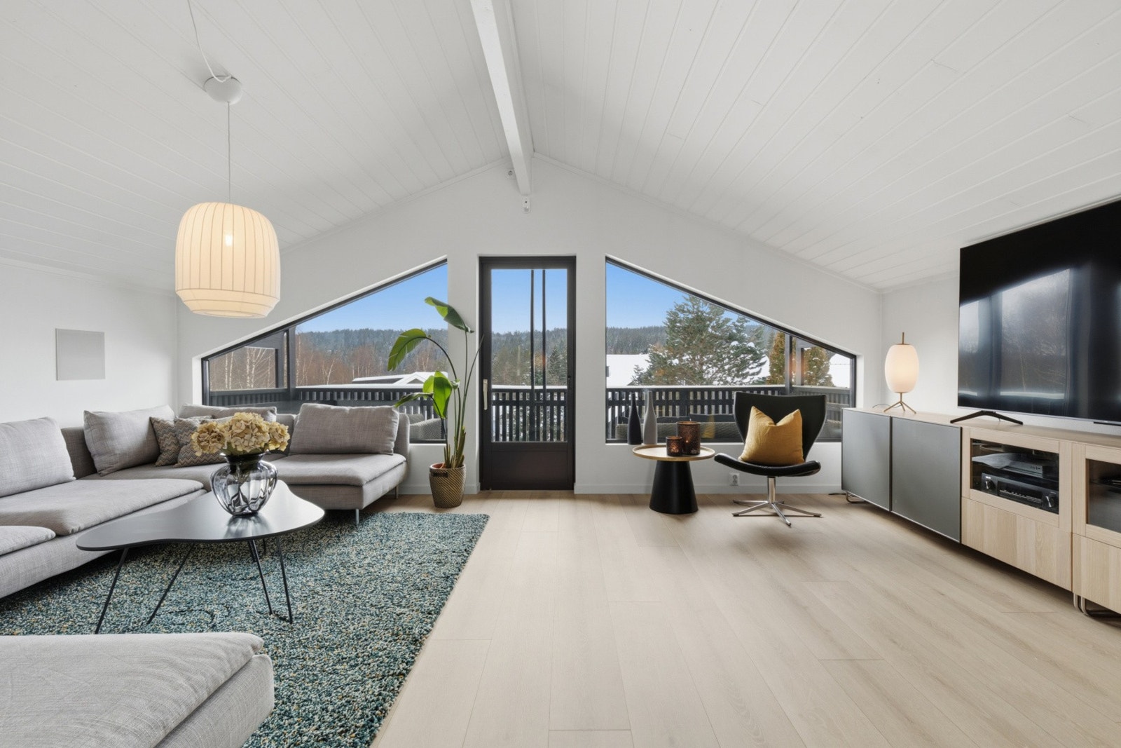 Stue med utgang til sørvestvendt solrik balkong Galleribilde