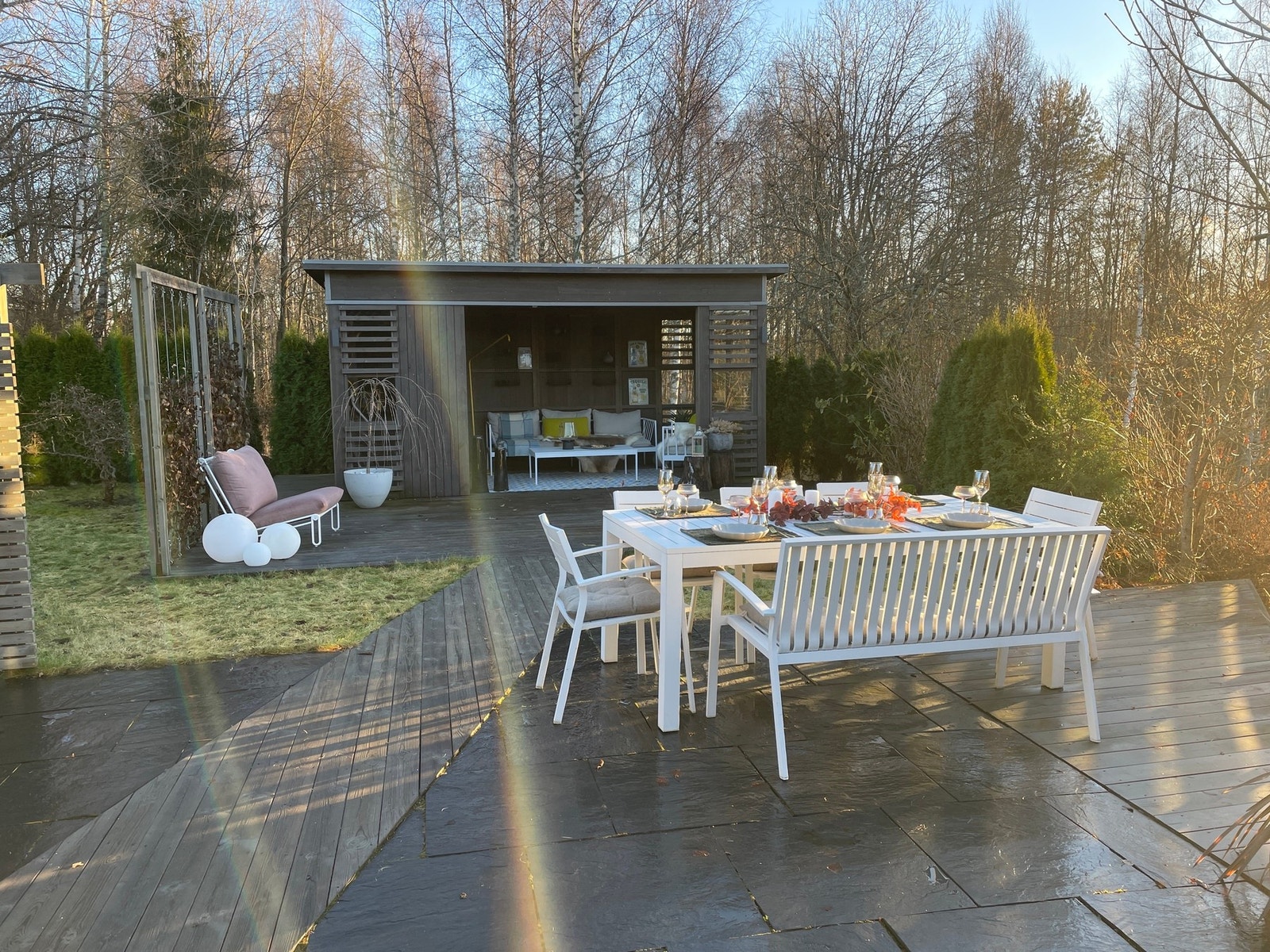 Meget pent opparbeidede utearealer med terrasser, plener og utestue Galleribilde