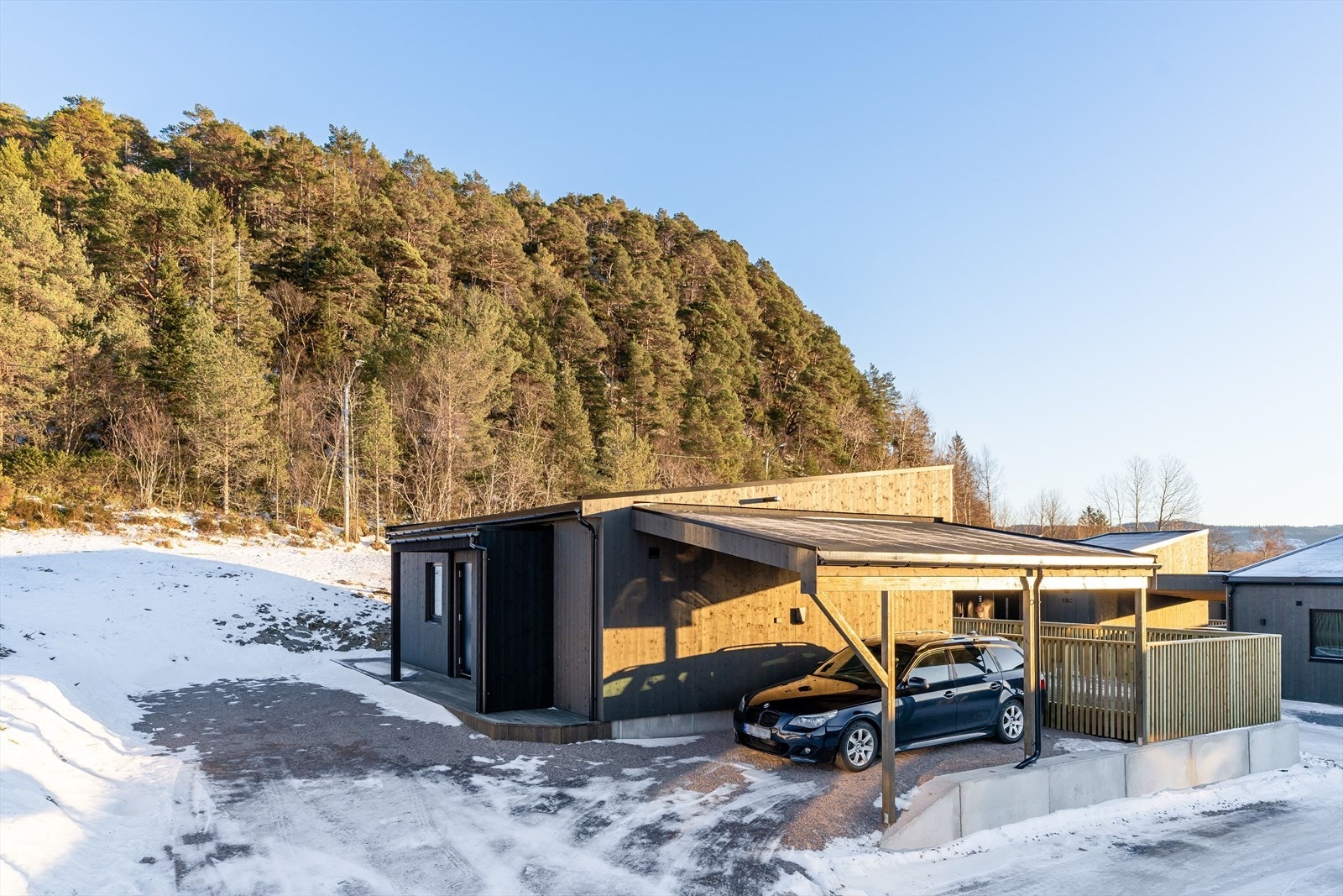 Det er montert el-billader i carporten. Galleribilde