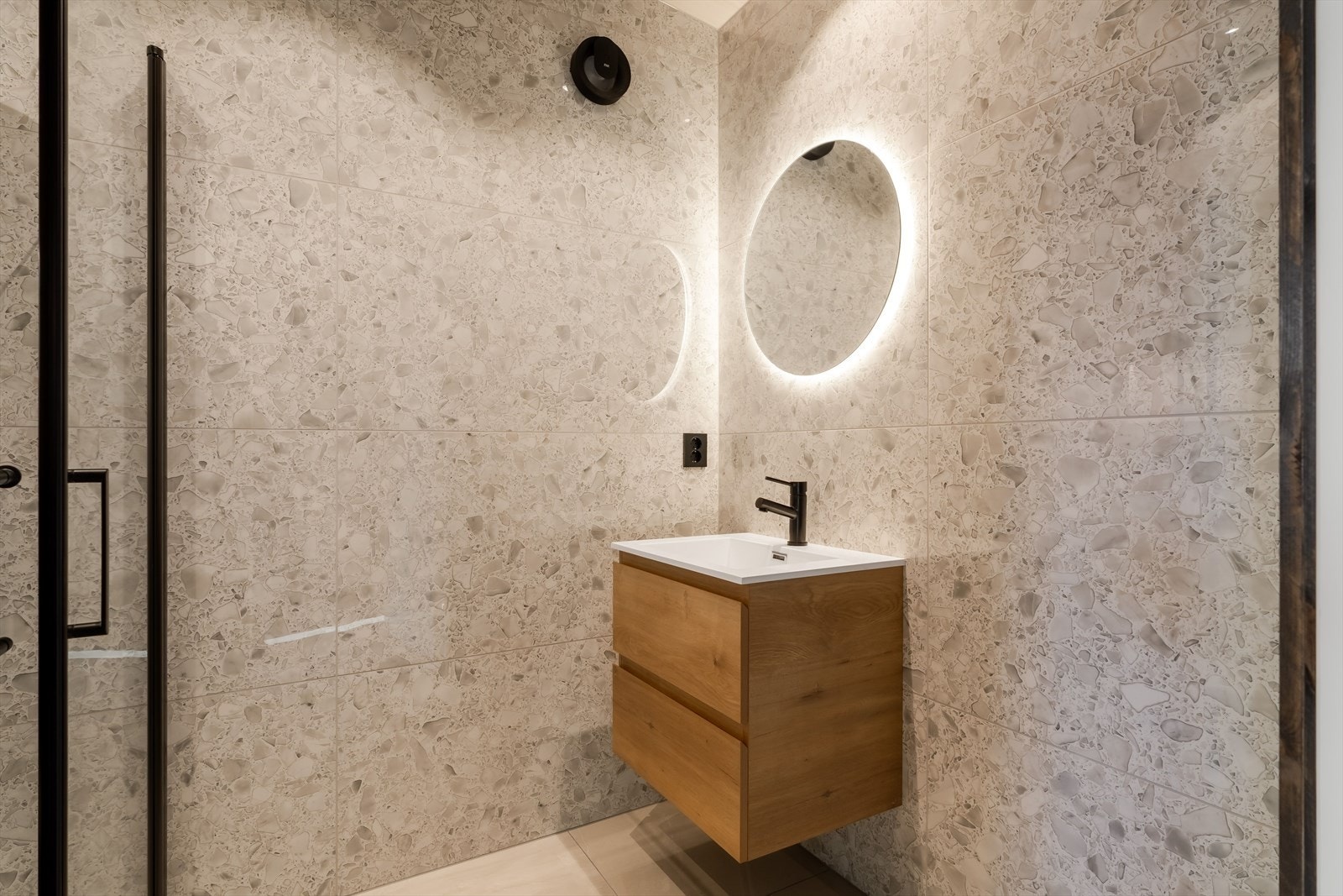 Veldig påkostet bad med avtrekk. Galleribilde