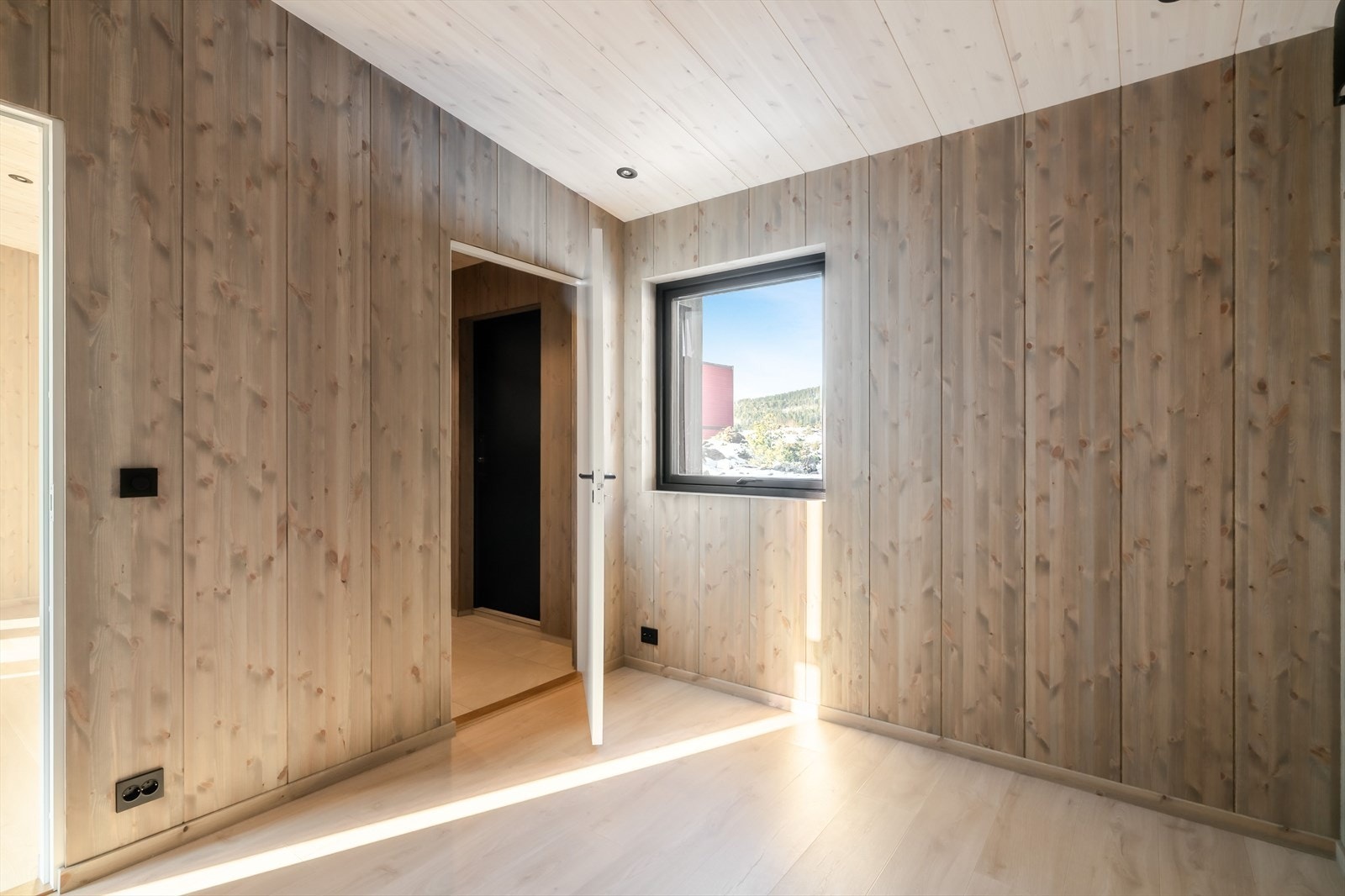 Dette soverommet har dør inn til en bod/teknisk rom med dør rett ut. Galleribilde