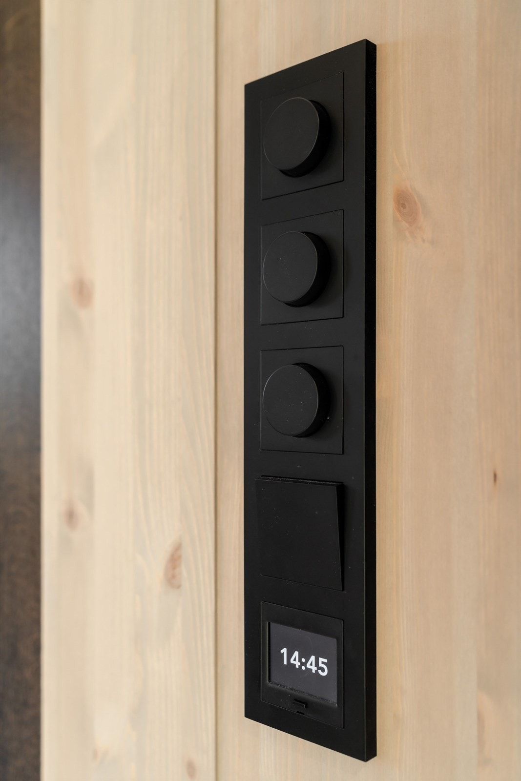 Detaljbilde. Det er sorte brytere/spotter i hele boligen. Galleribilde