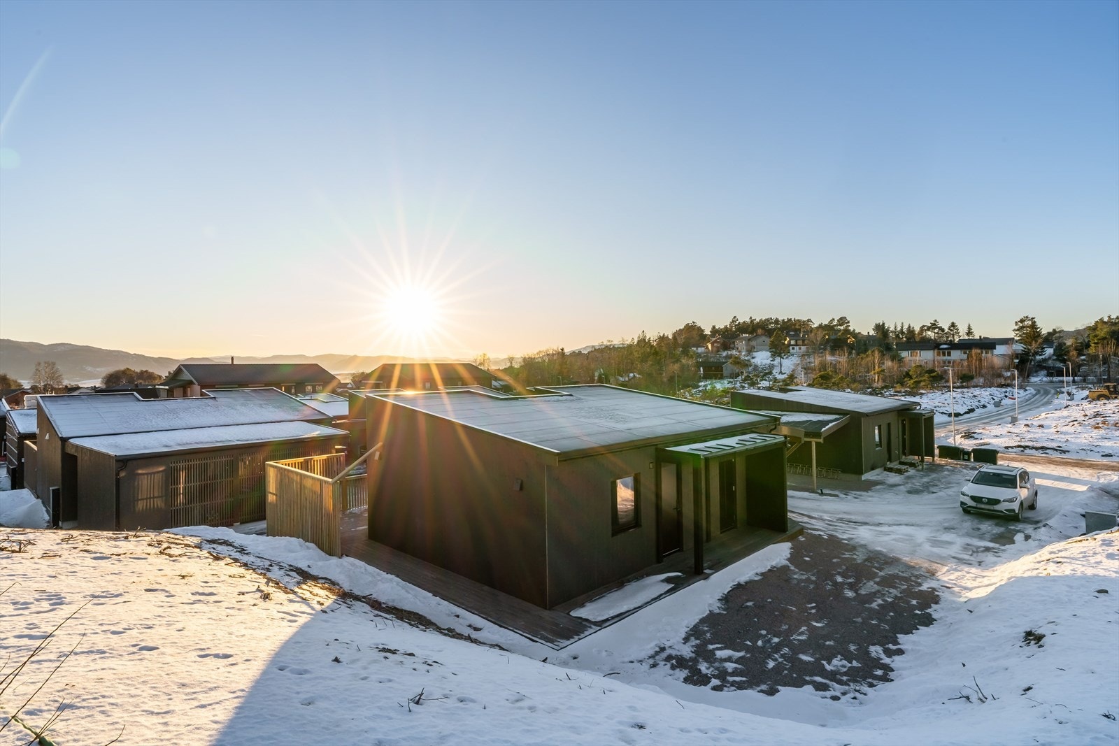 Feltets kanskje fineste beliggenhet? Her får du carport samt oppstillingsplasser på egen tomt. Galleribilde