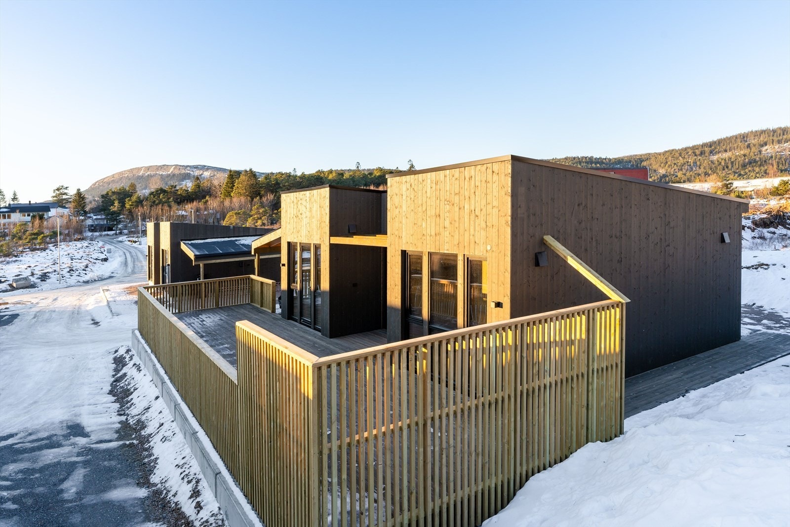 Stor terrasse opparbeidet rundt store deler av huset. Galleribilde
