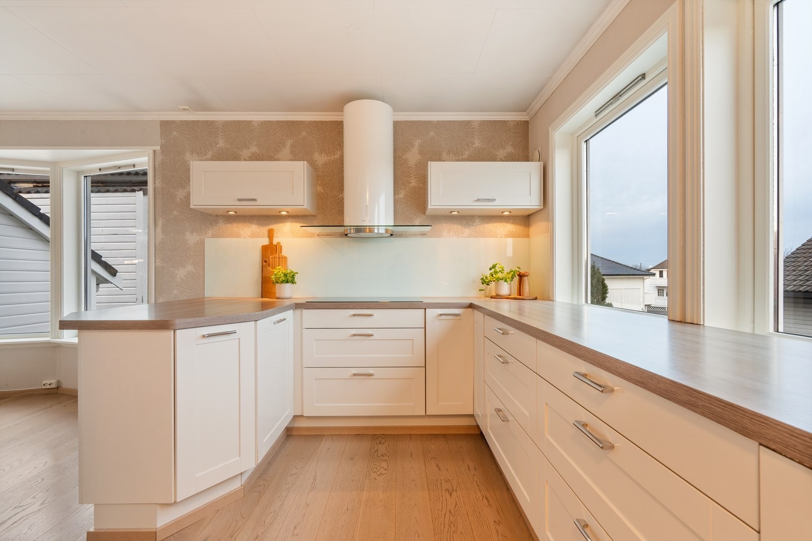 Pent kjøkken med rikelig oppbevaringsplass og godt med benkeplass Galleribilde