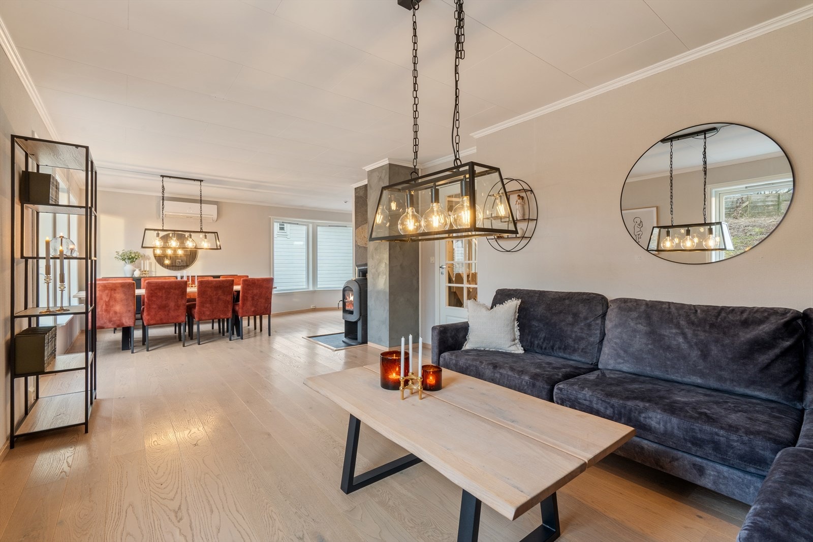 Koselig vinkelstue med god plass til salonggruppe og spisestue Galleribilde