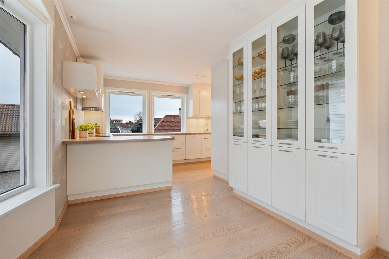 Delvis åpent mot kjøkken fra spisestuen Galleribilde