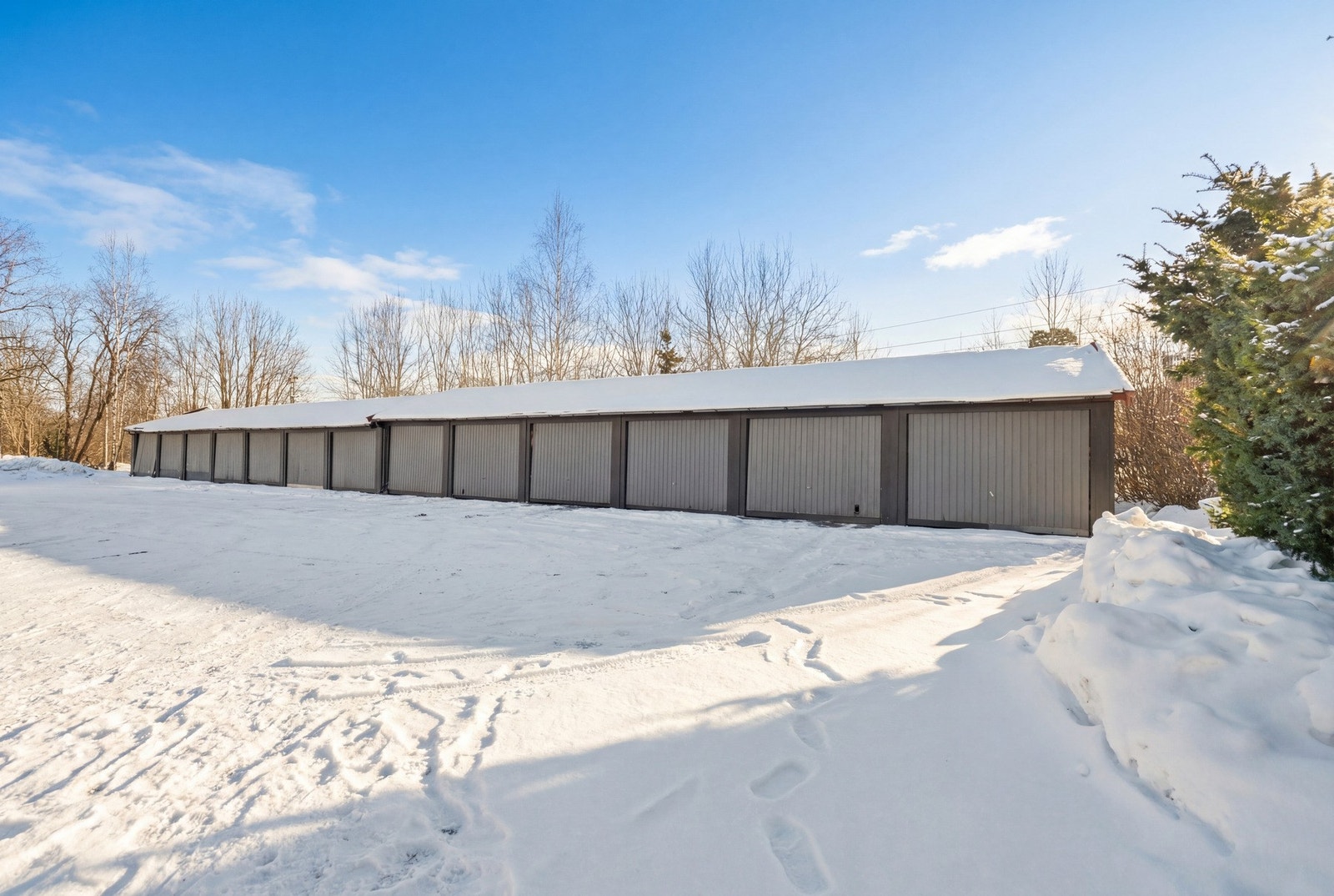 Garasjeplass i rekke på ca 17 kvm. som følger seksjonen. Galleribilde