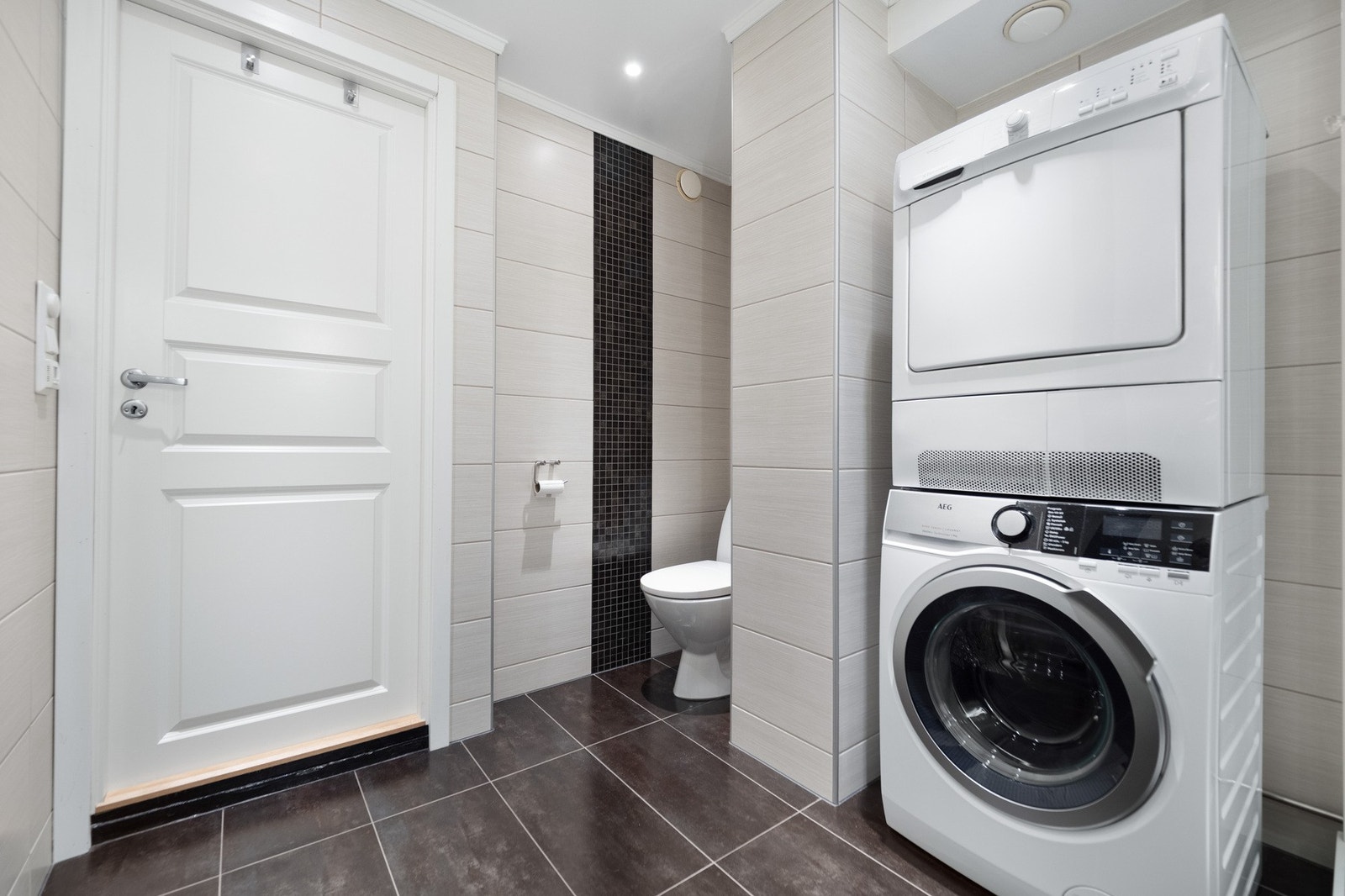 Opplegg for vaskemaskin og tørketrommel på badet. Galleribilde