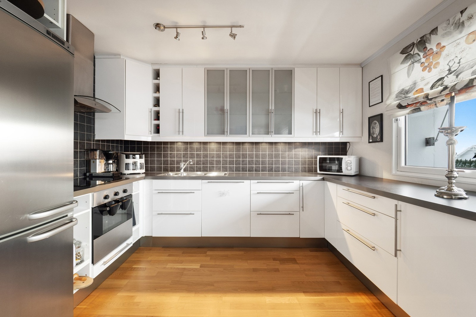 Godt med skapplass og vitrineskap i overskapene er en ekstra detalj som løfter kjøkkenet. Galleribilde