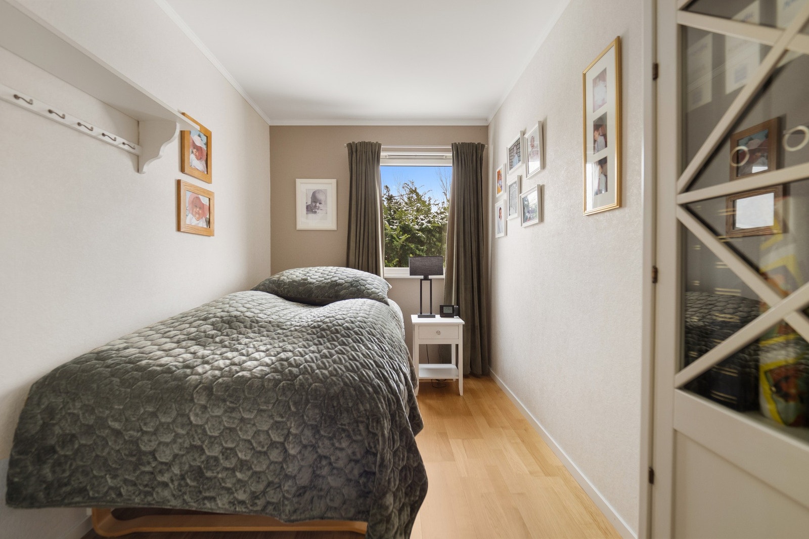 Soverom med vindu som gir naturlig lysinnslipp og lysmalte vegger. Galleribilde