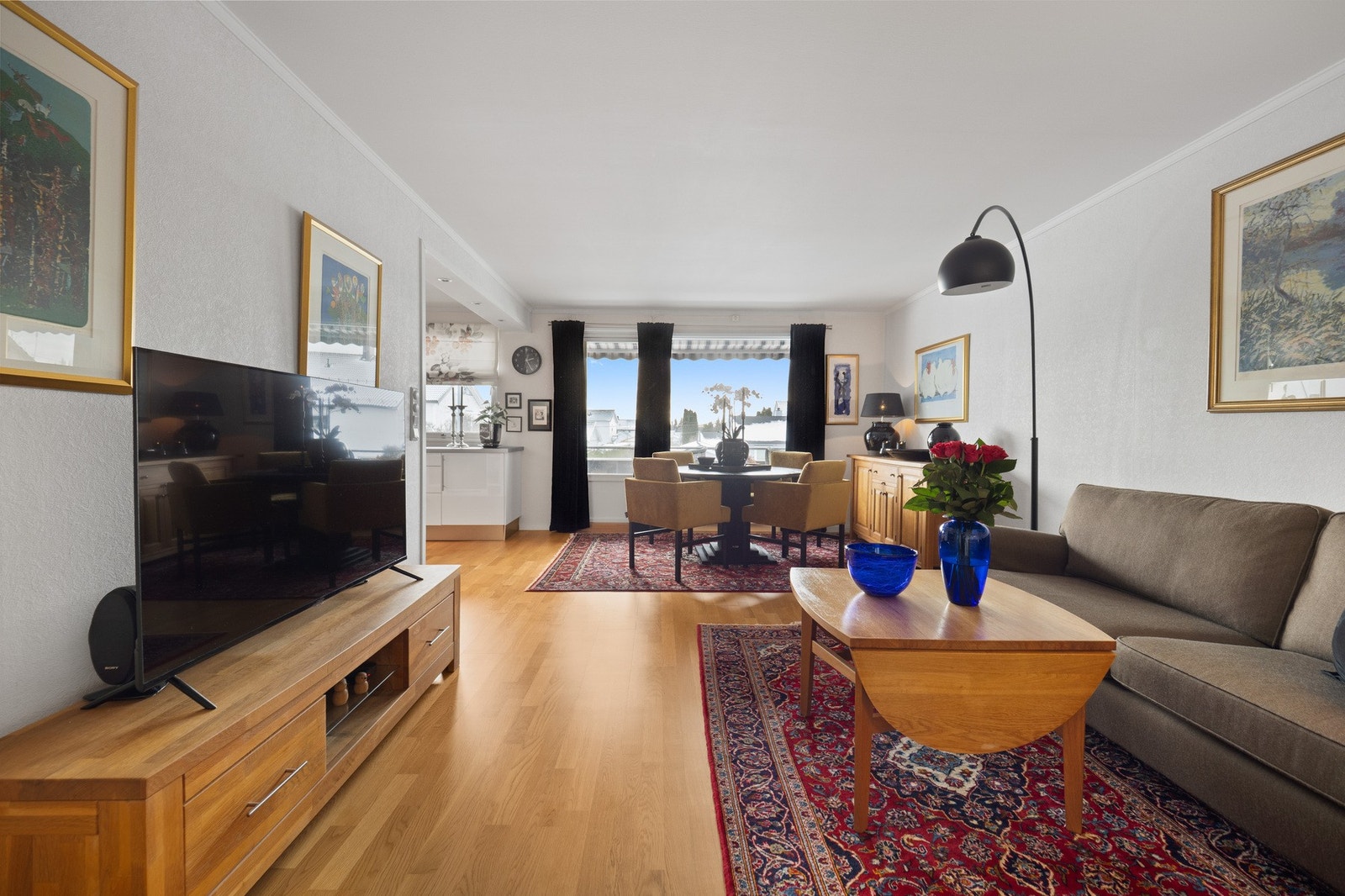 Romslig stue. Galleribilde