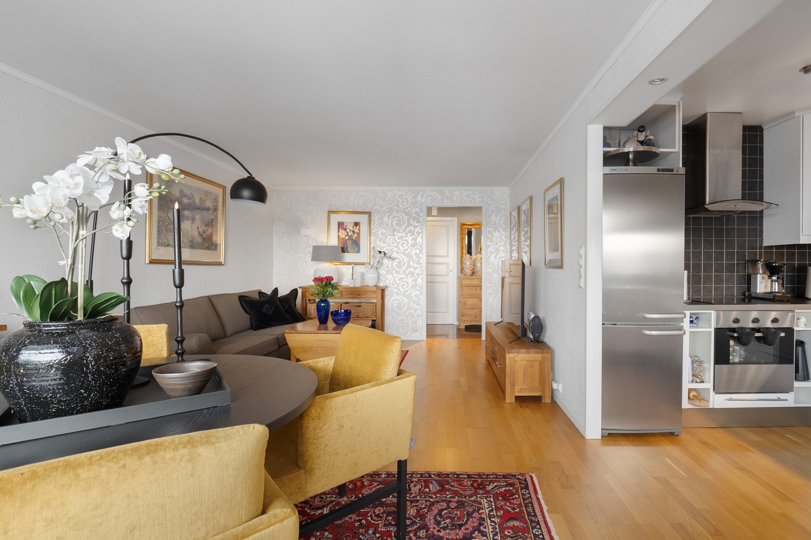 En gyllen gjennomgående parkett skaper en rolig helhet i rommet. Galleribilde