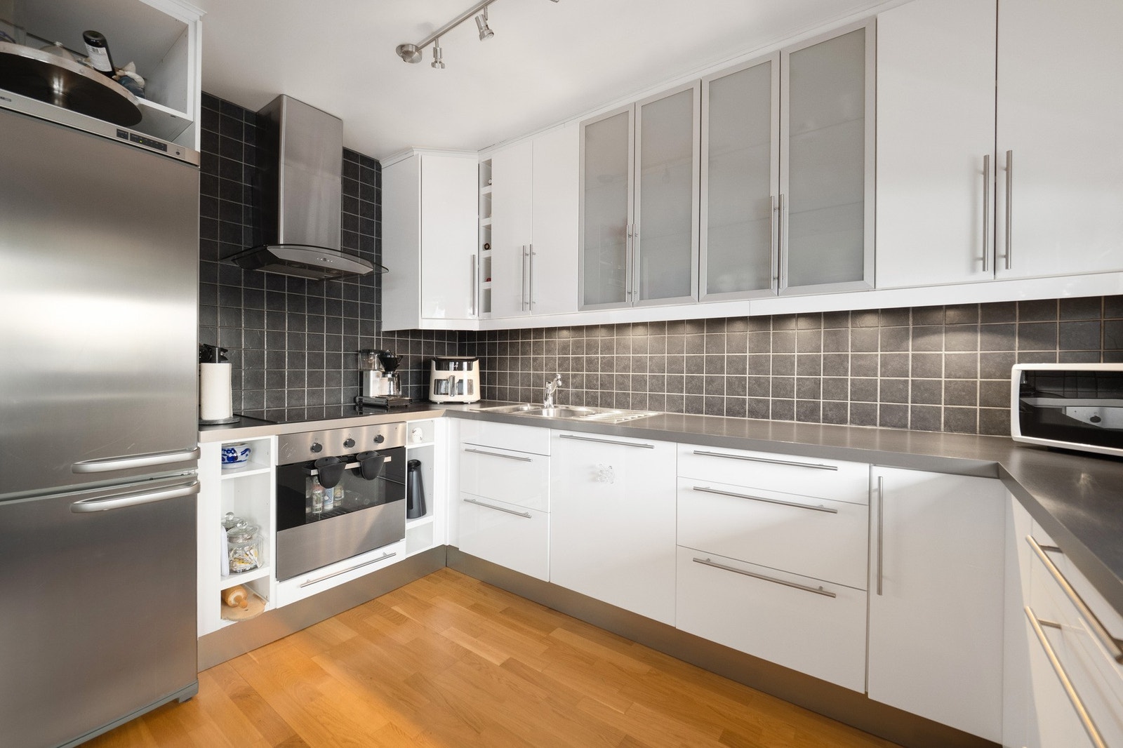 Kjøkkent har intergrerte hvitevarer og godt med arbeidslys. Galleribilde