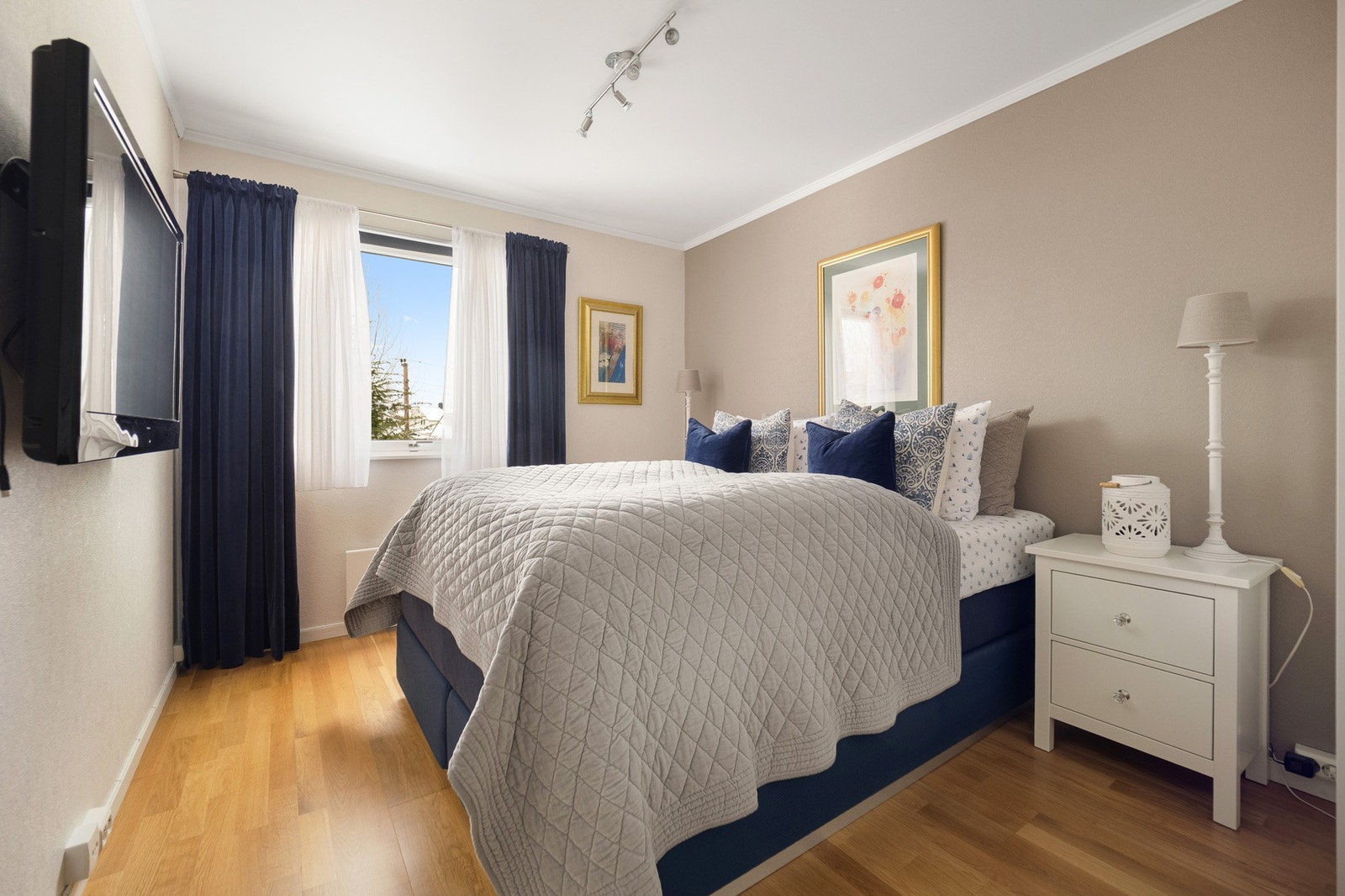 Hovedsoverom med moderne farge på vegger og vindu mot inngnagspartiet. Galleribilde