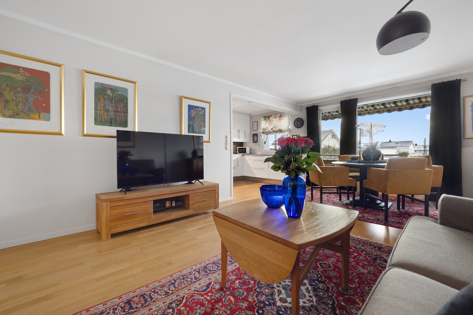 Fint lysinnslipp fra store vinduer og utgang til terrasse fra stuen. Galleribilde