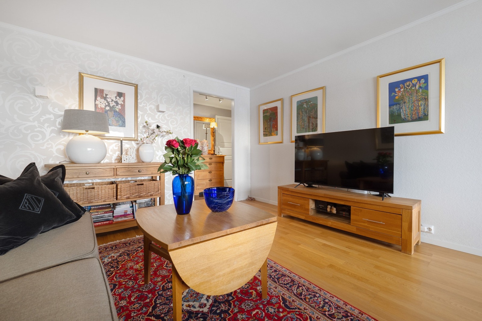 Stuen er malt i lys farge og er lys og trivelig. Galleribilde