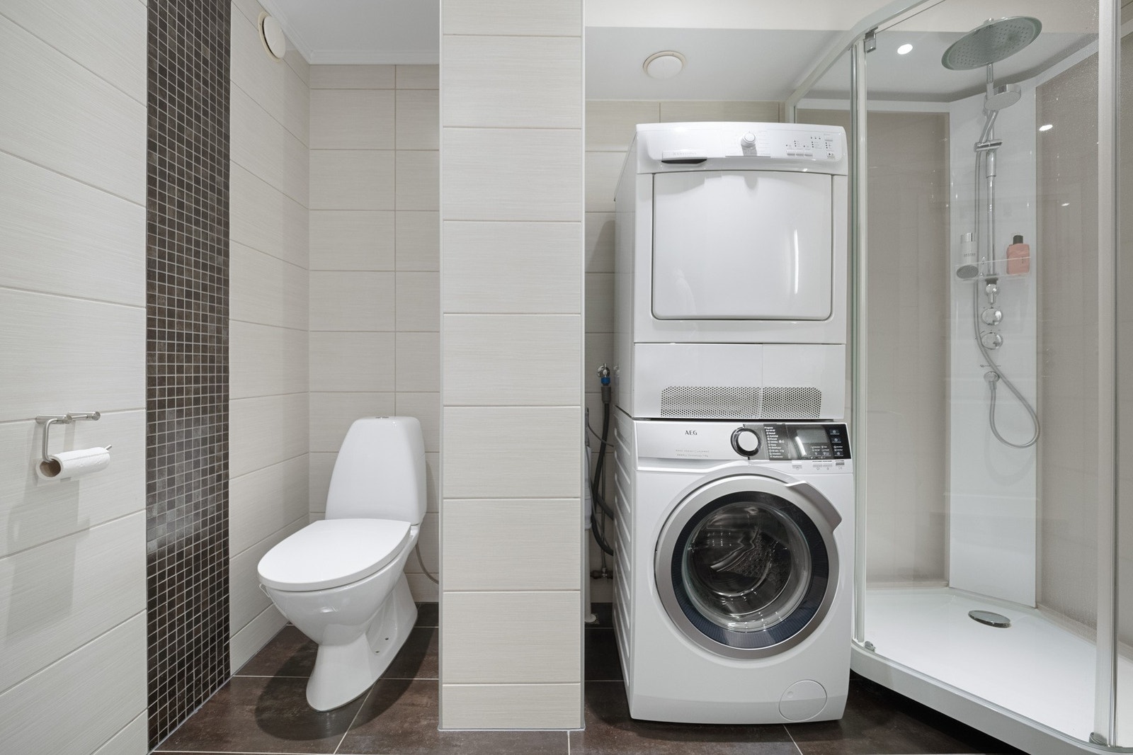 Badet er renovert i nyere tid og er flislagt. Galleribilde