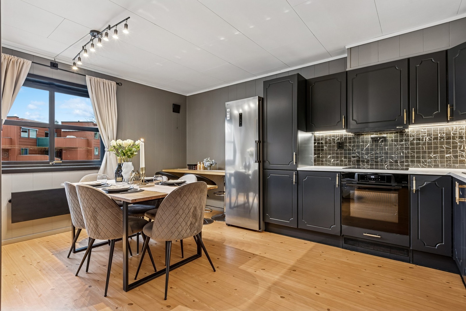 I tilknytning kjøkkenet finner spisegruppen sin naturlige plass. Galleribilde