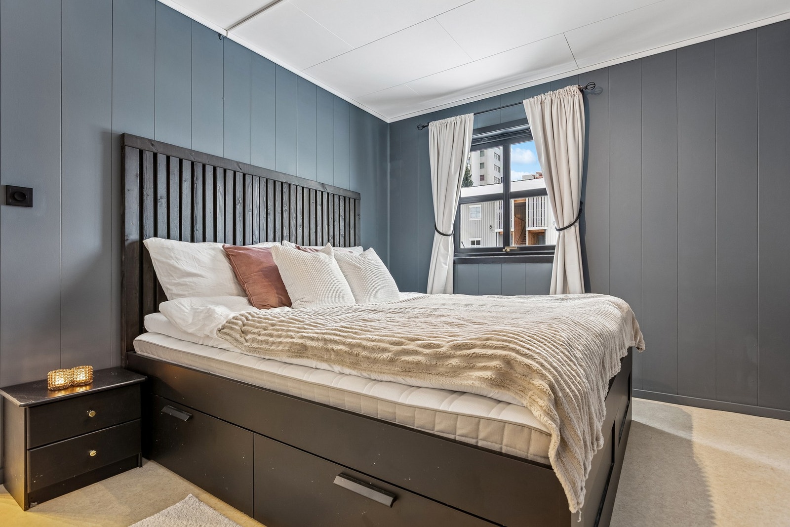 Leiligheten har to soverom av god størrelse. Det største rommet måler 11,5 kvm og er malt i tidløse farger. Galleribilde