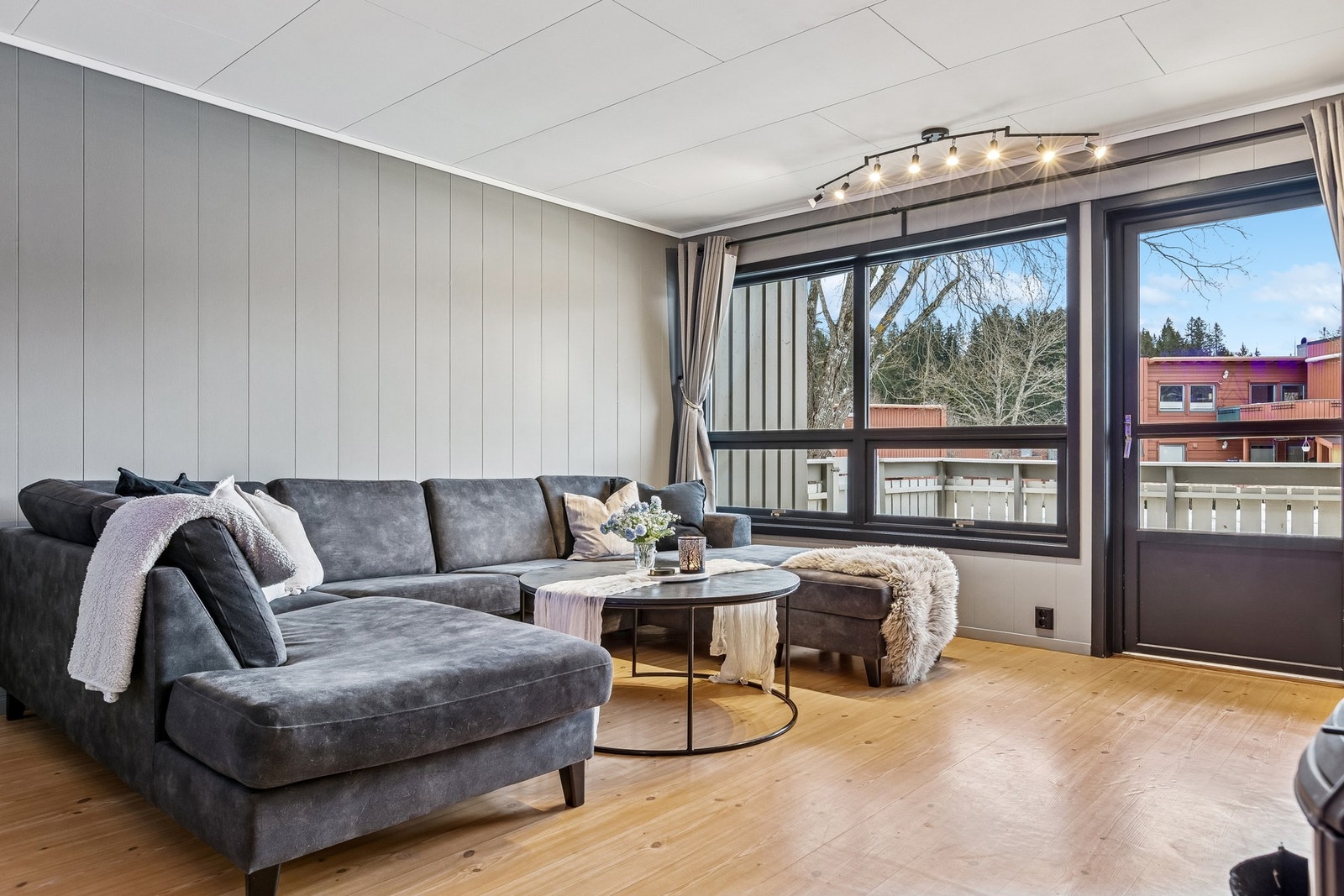 Her har du store vindusflater, peisovn og fine soner for innredning. Fra stuen er det utgang til terrasse på hele 27 kvm. Galleribilde