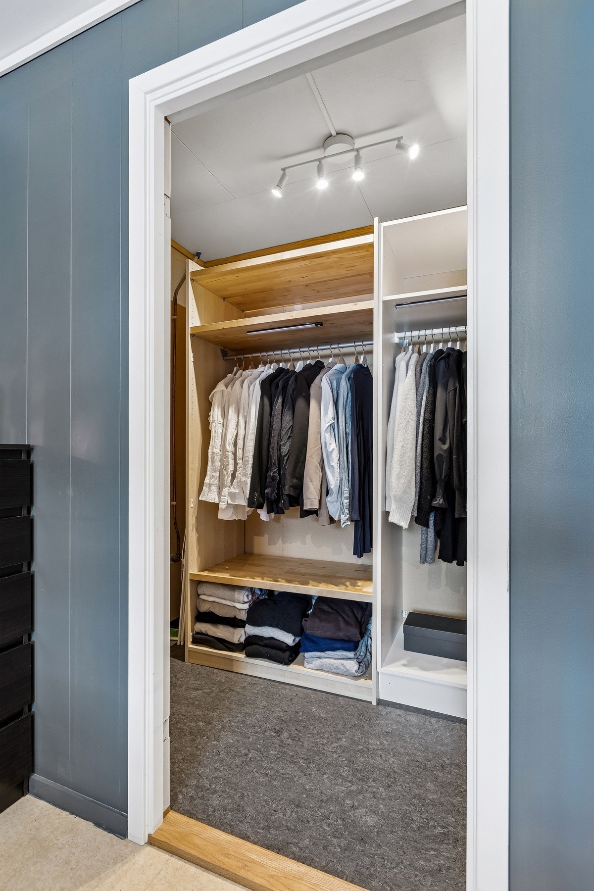 I tilknytning soverommet finner du et Walk-in-closet på 3 kvm som bidrar til en praktisk hverdag. Galleribilde