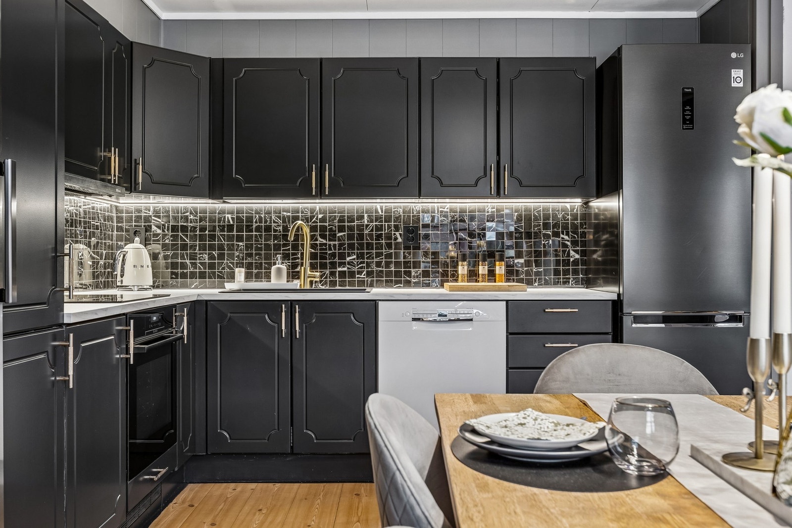 Kjøkkenet byr på rikelig med både skap, skuff- og benkeplass. Galleribilde