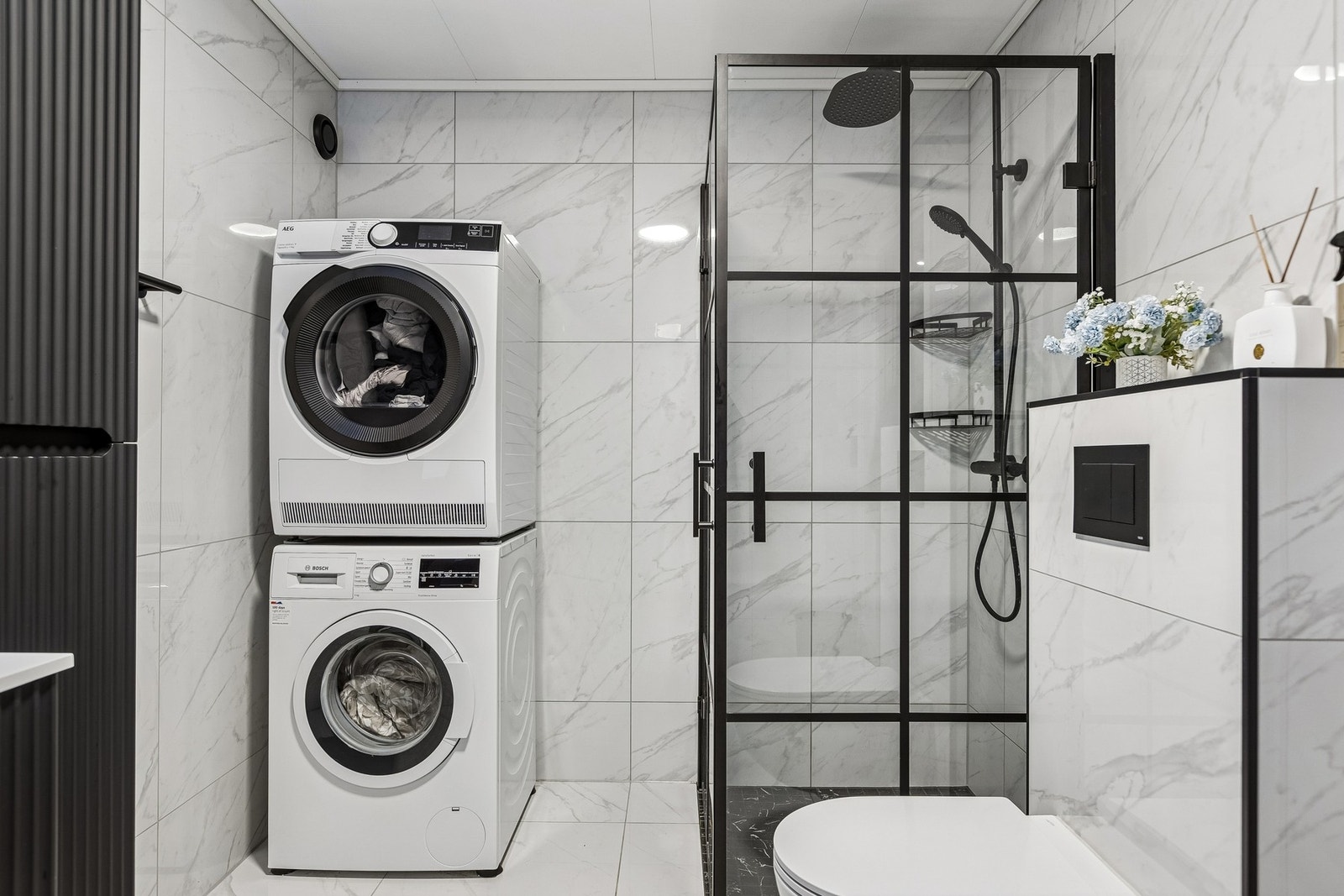 Leiligheten har et meget lyst og fint baderom som ble pusset opp i 2025. Galleribilde