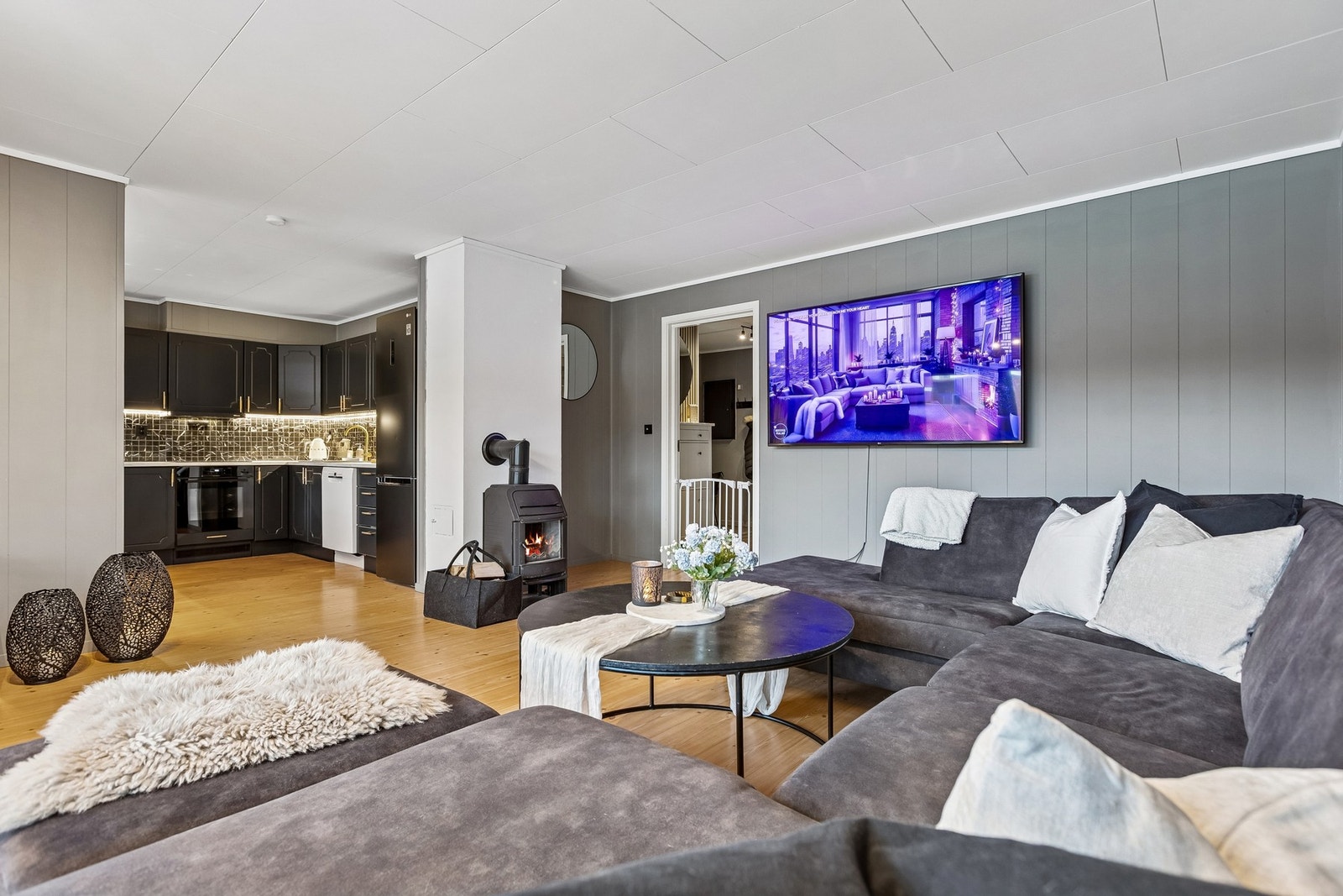 Meget romslig stue som måler 22 kvm. Stuen ligger i en åpen løsning med kjøkkenet, noe som gir en mer sosial ramme. Galleribilde