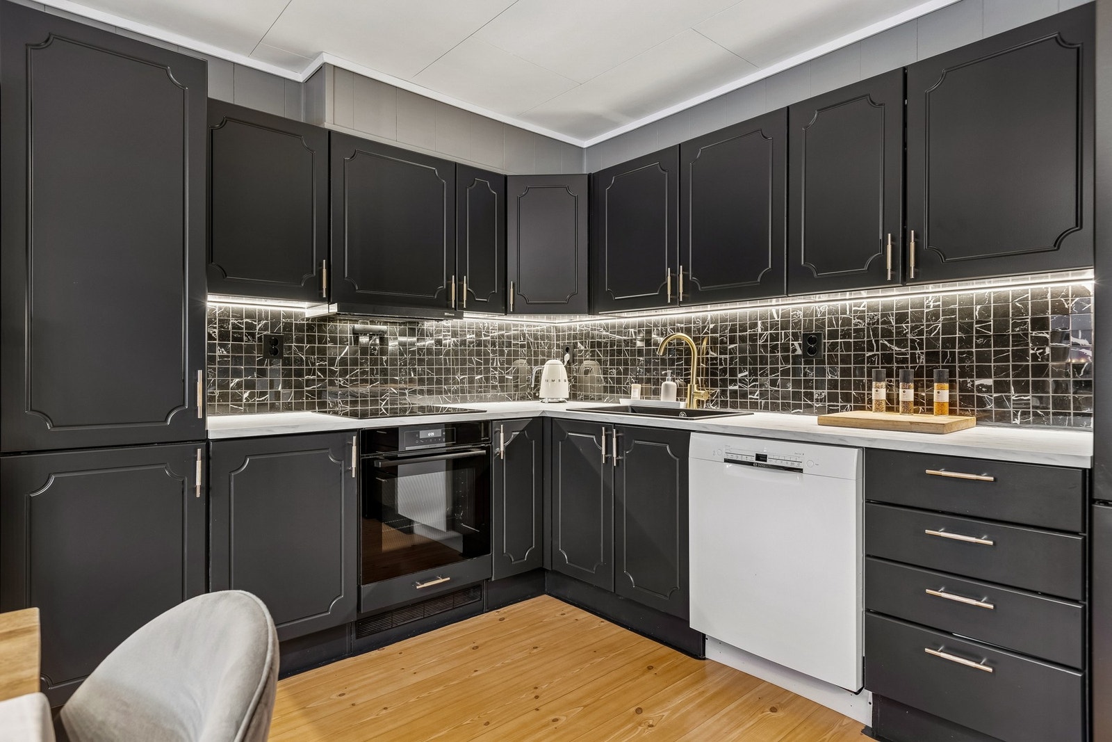 Innbydende kjøkken med profilerte fronter. Kjøkkenet har fått TG1 i tilstandsrapport fra takstmann. Galleribilde