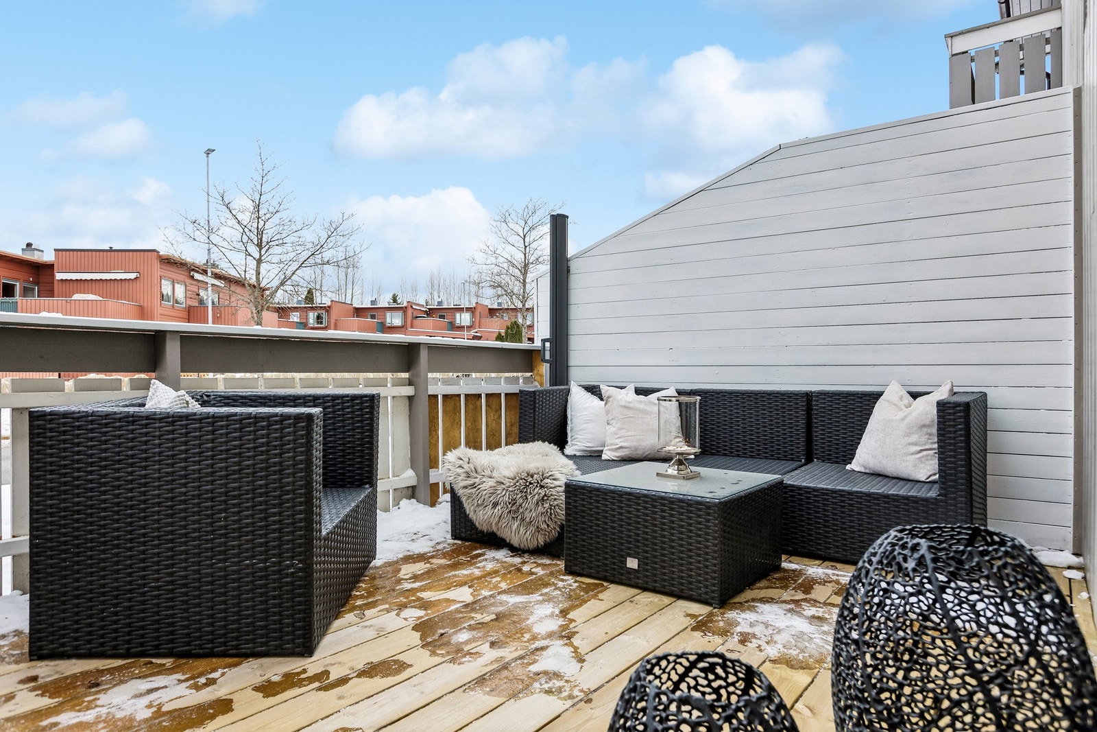 Terrassen har god plass til utemøbler, grill og beplantning, og gir en lun og skjermet uteplass hvor du kan nyte rolige stunder eller hyggelige sammenkomster med familie og venner. Galleribilde