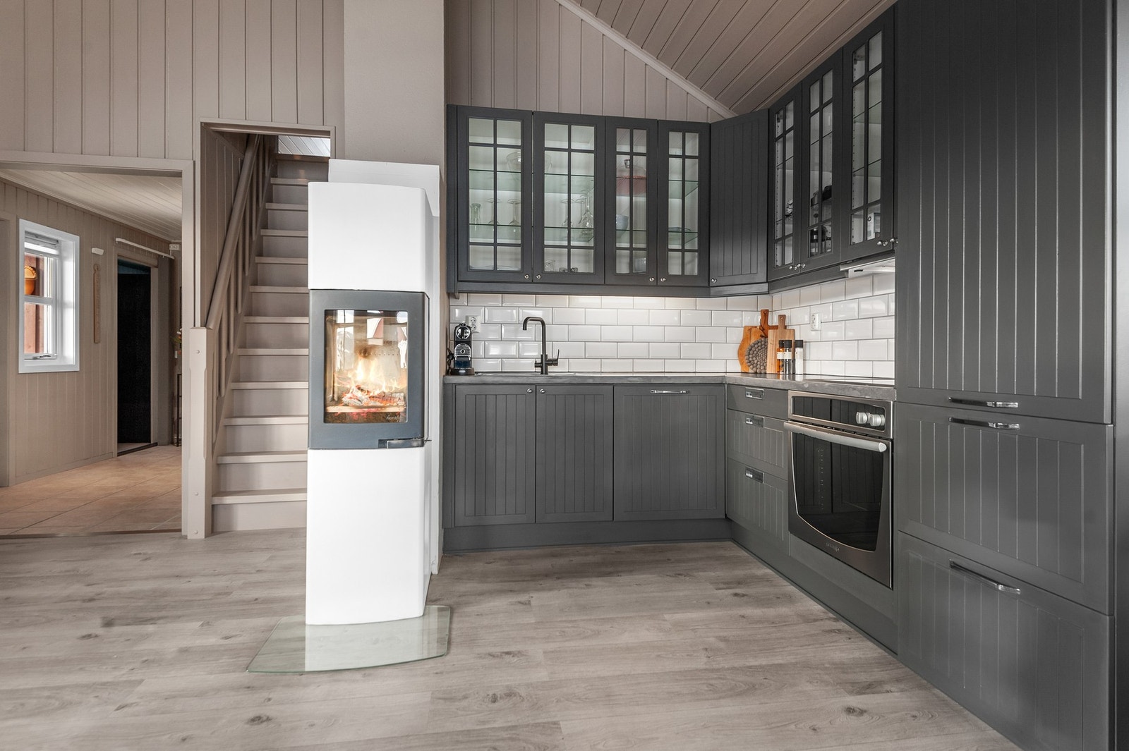 Det er integrert kjøleskap, oppvaskmaskin, platetopp og stekovn. Galleribilde