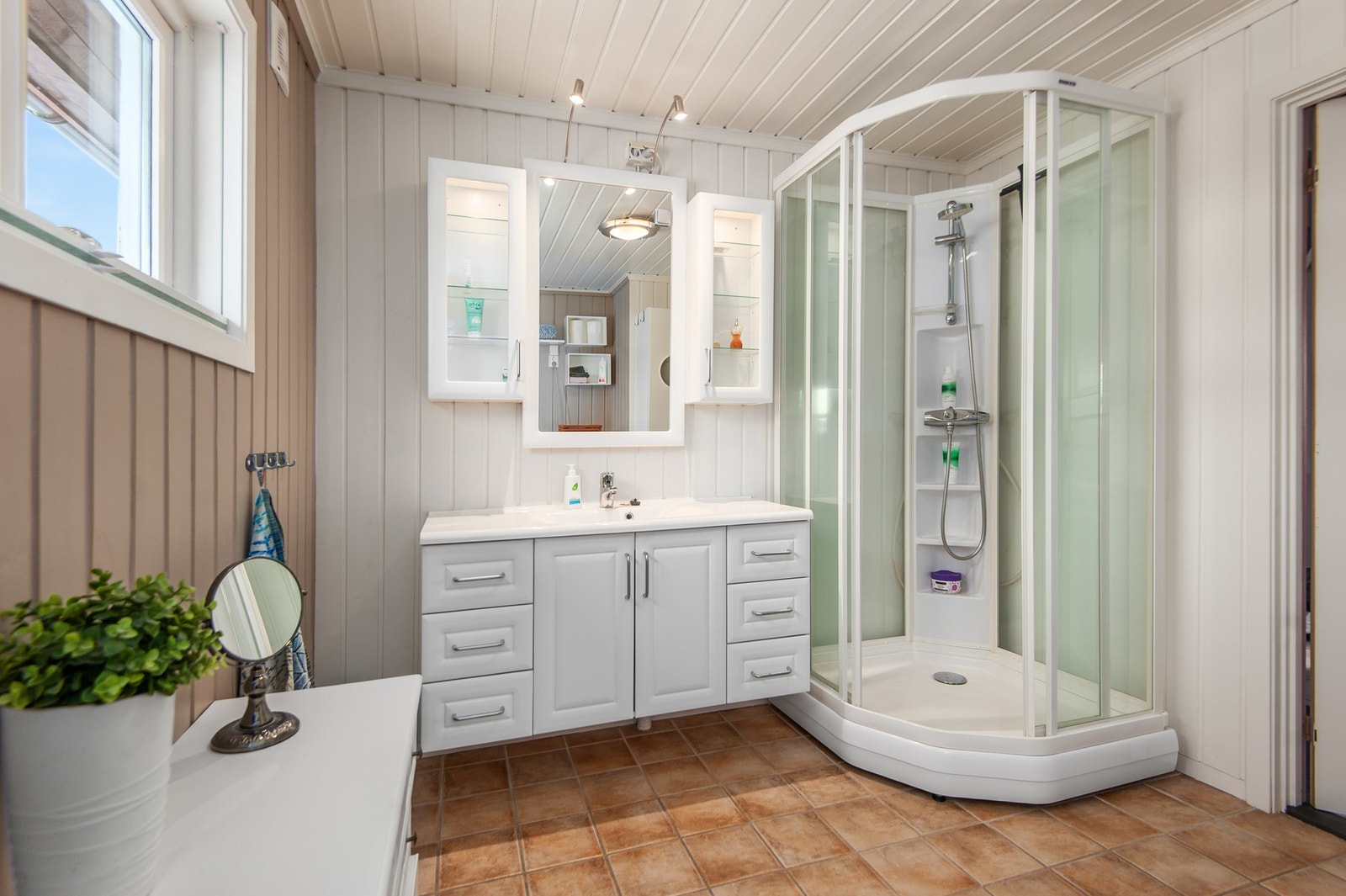 Flis på gulv og malt panel på vegger. Malt panel i himling. Gulvvarme. Galleribilde