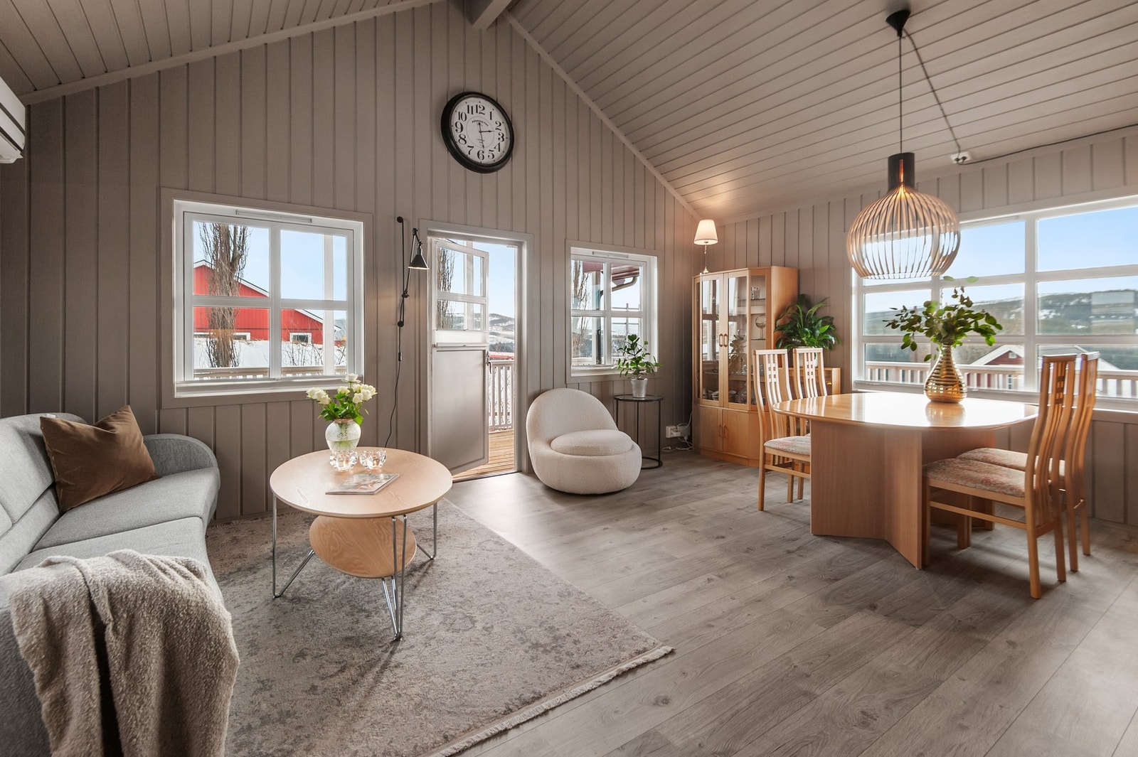 Fra stuen er det utgang til stor solrik terrasse med gode utsiktsforhold. Galleribilde