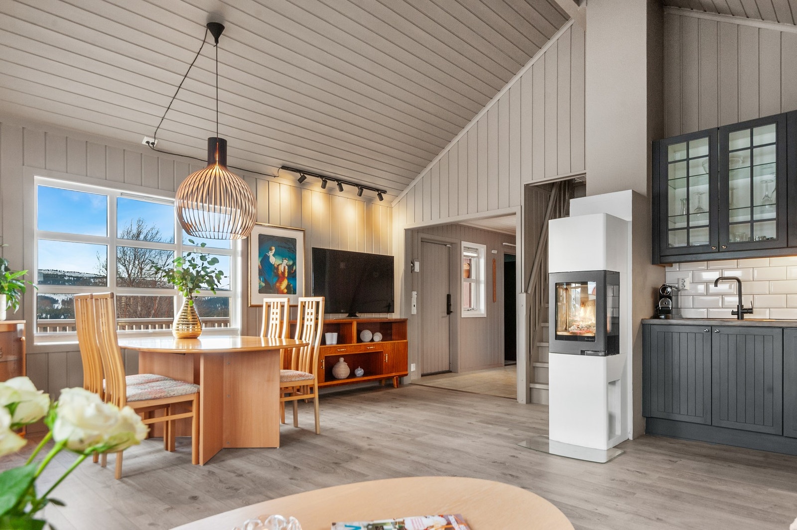 Hytta har en praktisk og romslig planløsning Galleribilde