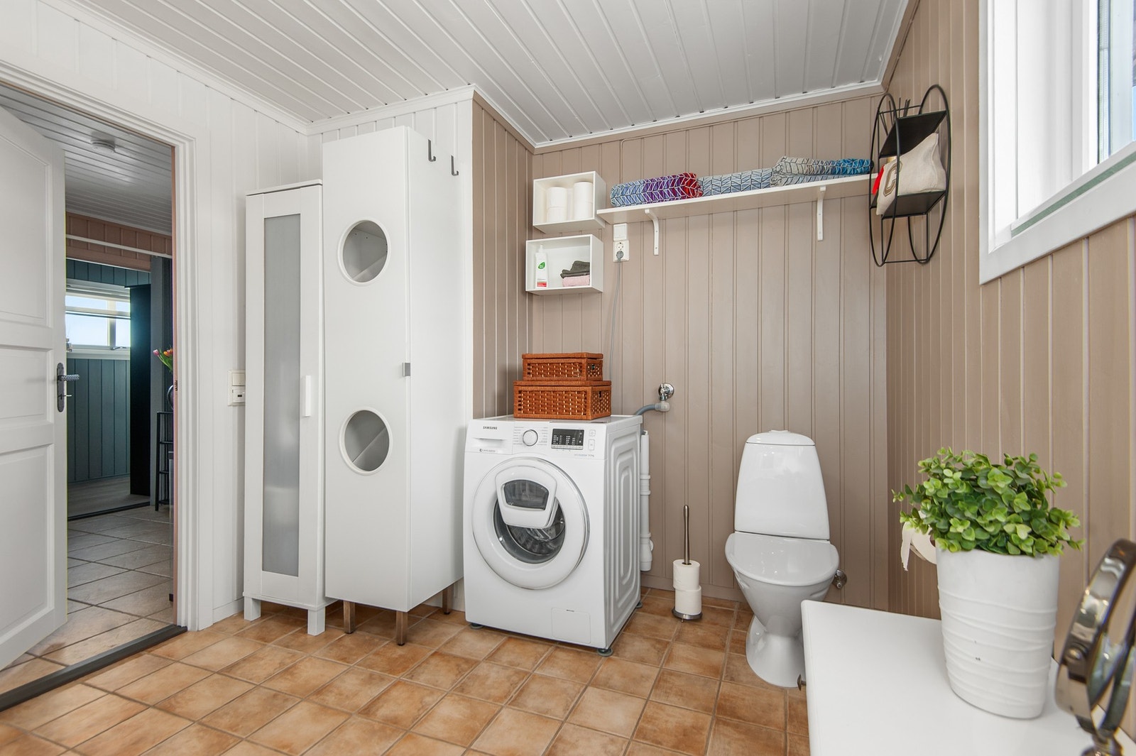 Utstyrt med dusjkabinett, mekanisk avtrekk, opplegg for vaskemaskin, servantskap og wc. Galleribilde