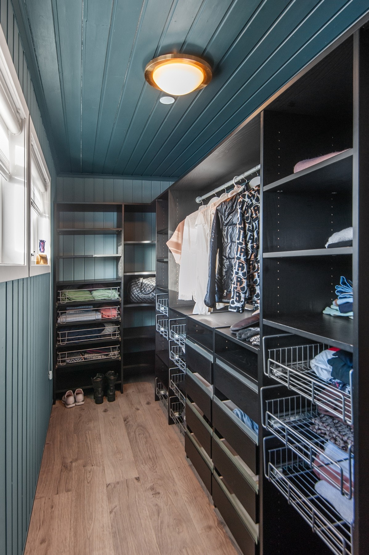 Praktisk omkledningsrom med laminat på gulv og malt panel på vegger. Malt panel i himling. Galleribilde