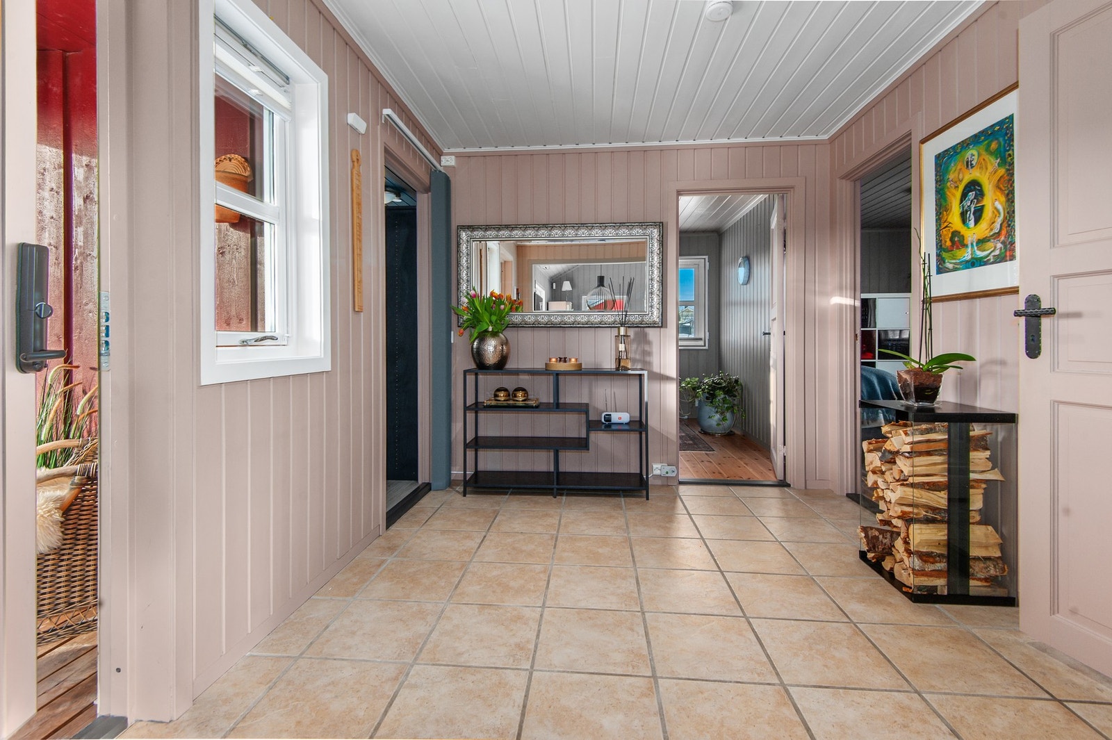 Flis på gulv og malt panel på vegger. Galleribilde