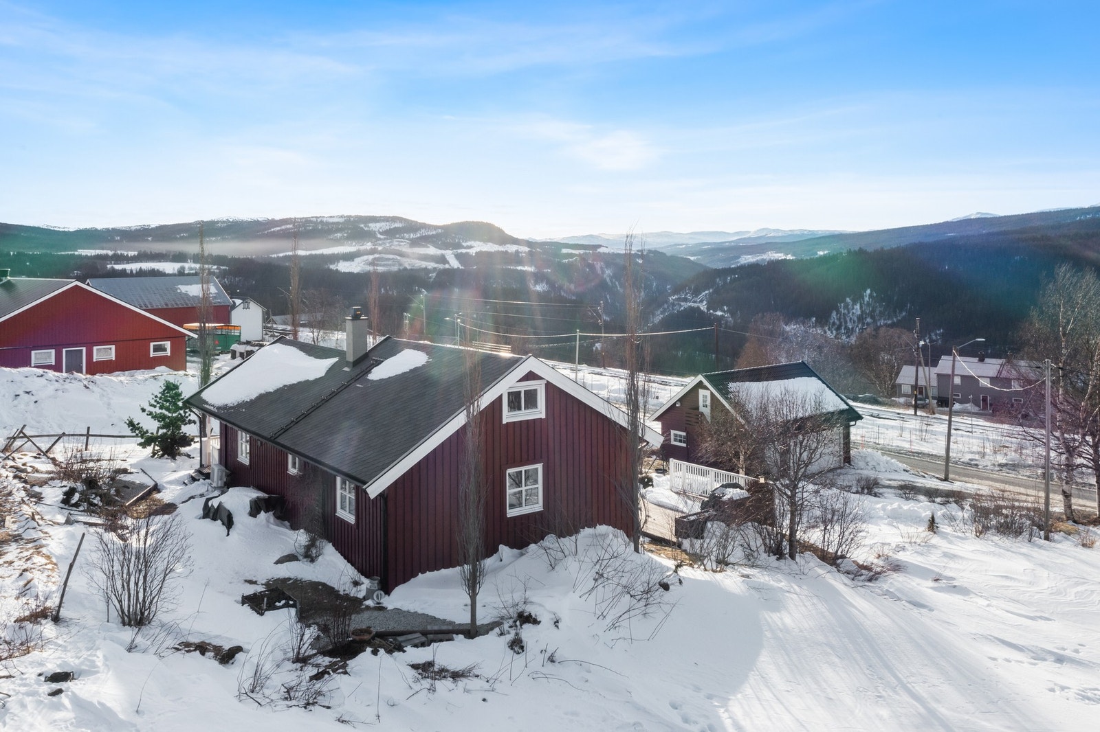Hytta har en frittstående garasje med hems Galleribilde