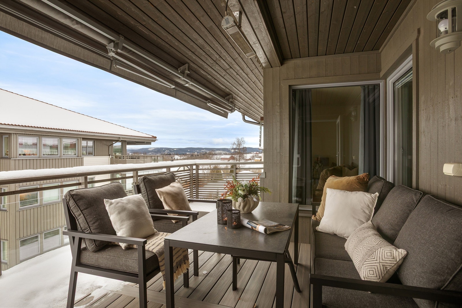 Fra stuen er det utgang til en stor delvis overbygget terrasse - Det er montert en stor markise Galleribilde