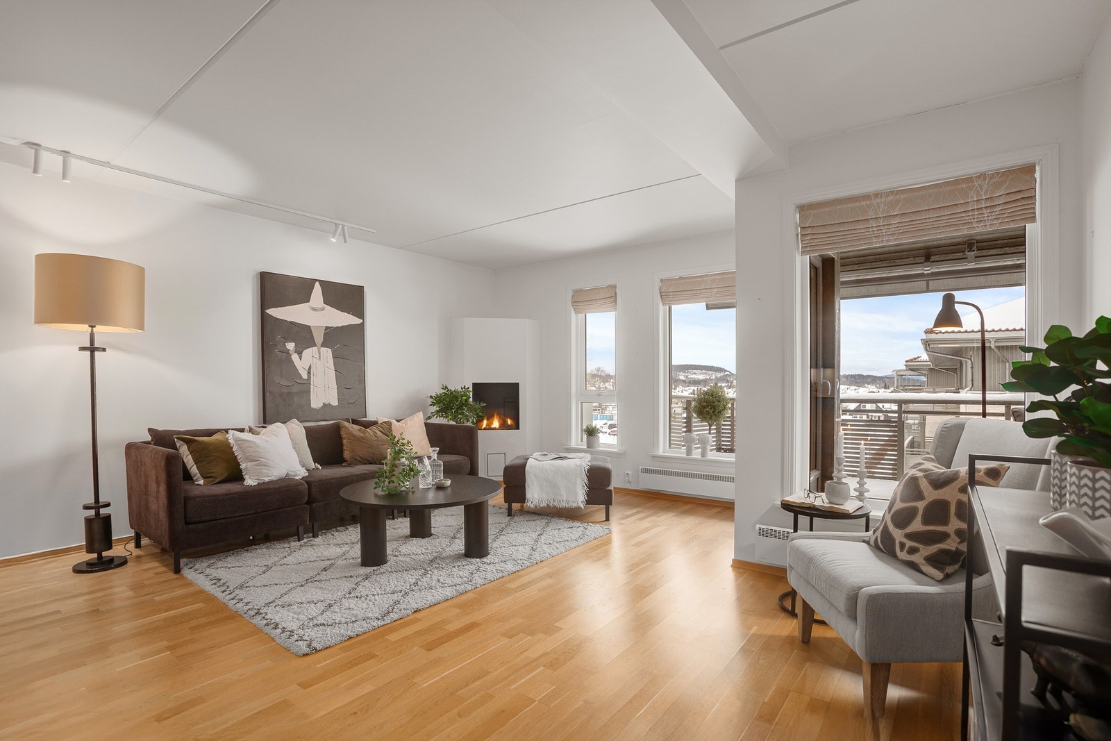 Lys og luftig stue med god plass til sofagruppe Galleribilde