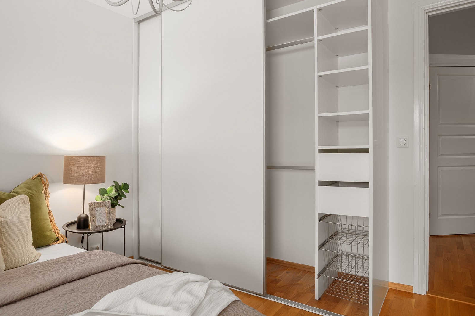 Det er montert en praktisk skyvedørsgarderobe på soverom 1 Galleribilde