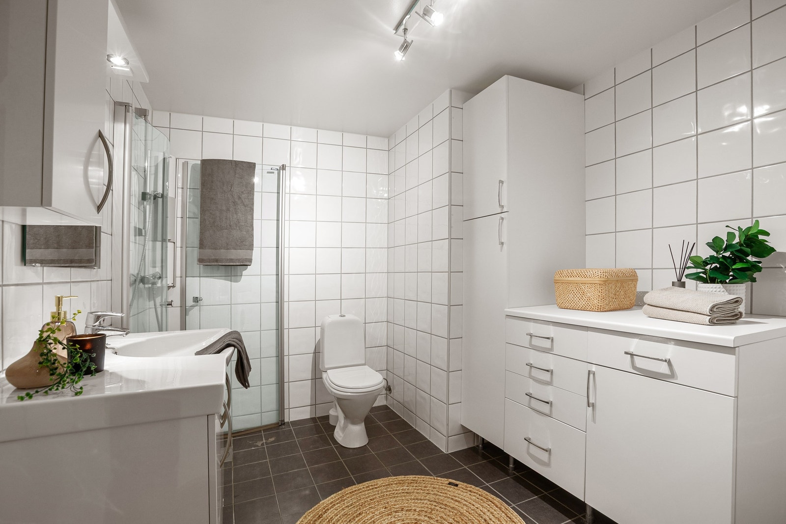 Flislagt bad - God med skapplass Galleribilde